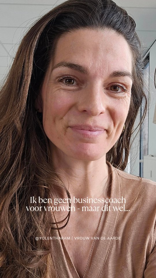 :》》Wanneer je geen business coach zoekt maar iets anders, alleen misschien weet je nog niet wat?
Lees dan eens verder 🤍
Vrouwelijke businesscoaches in overvloed op het moment, zo lijkt het.
Ik vind het heel inspirerend om te zien dat er zoveel vrouwen zo goed lijken te gaan met hun werk en onderneming. Krachtige inspirerende vrouwen, dat heeft de wereld nodig.
Maar ik ben geen businesscoach. Ik ga je niet leren hoe je je bedrijf moet runnen.
Wat en wie ben ik dan wel?
Bij mij kom je terecht voordat je naar een businesscoach gaat. Ik help je te geloven in jezelf.
Te herinneren wie je bent onder de lagen van angst, schaamte en onzekerheid.
Ik richt me op energetische healing, feminine empowerment en gids vrouwen naar de belichaming van hun essentie en bestemming.
Klinkt misschien mooi en mogelijk nog een beetje vaag?
Veel van mijn werkt gebeurt op bewustzijns,- en zielsniveau - en dat integreren we met het Aardse spirituele.
Helen, herinneren, ontwaken.
Helen van de vrouwenwond zodat er ruimte komt voor de kracht en wijsheid die aanwezig is.
Uiteindelijk naar het belichamen van jouw essentie, de wijze power vrouw die haar plek durft in te nemen. Leren haar te zijn en toe te laten in het dagelijkse leven.
"Life is a Ceremony" en hoe kunnen we iedere dag zo ervaren? Want een Vrouw van de Aarde werkt met de seizoenen en elementen. Met rituelen en integreert het spirituele met het Aardse.
Ik zie mezelf eerder als een gids of mentor voor vrouwen die hun eigen pad willen bewandelen. Zich willen bevrijden van beperkende overtuigingen, angsten en onzekerheden (innerlijk kind, voorouderlijk, vorige levens, collectief).
Ik ben er voor de bewuste vrouw die bezield wil leven.
Die onderdeel wil zijn van de verandering en verschil wil maken in de wereld.
Wil je meer weten of eens kennismaken?
Comment 'YES!' En plan een vrijblijvende call in of laten we contact hebben via de chat.
Liefs Yolentha
Vrouw van de Aarde