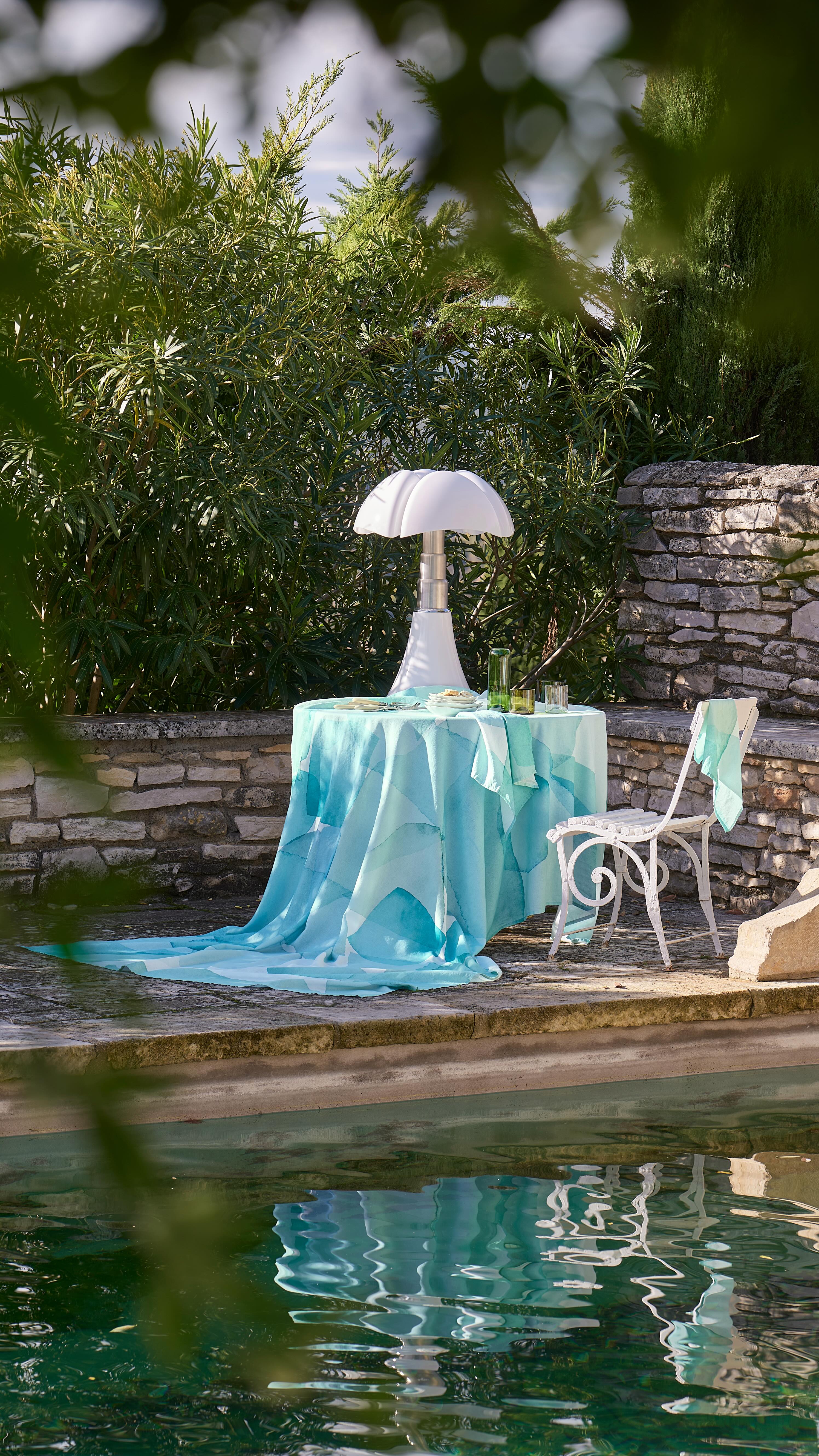 Nouvelle collection Printemps - Été 🤍
Entrez dans les coulisses de l’un des modèles phares de la collection : Aqua minéral.
Pensée comme une invitation à l’évasion, la nappe Aqua Minéral célèbre l’eau dans un graphisme audacieux. Des gouttes se superposent comme une aquarelle, dans un camaïeu de bleus et de turquoises.
#GarnierThiebaut #savoirfaire #nappe #lingedetable #printemps 