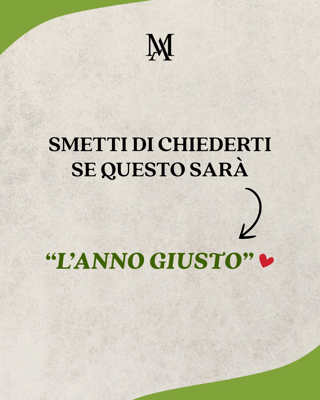 Non ti serve più forza di volontà, ti serve un modo diverso di prenderti cura di te ✨
Non un altro anno fatto di diete drastiche, allenamenti iniziati il lunedì e sensi di colpa quando salti.
Ma un anno più onesto in cui smetti di fare tutto per recuperare, punire, compensare.
E inizi a farlo per stare bene!
Allenarti perché vuoi sentirti più forte, mangiare meglio perché vuoi avere più energia e perché ti senti sbagliato/a.
Un anno in cui impari a distinguere tra
❌ciò che fai per abitudine
✅ ciò che ti fa davvero bene
E piano piano inizi a scegliere con più cura.
Le abitudini che puoi sostenere davvero, le cose che meritano il tuo tempo.
Perché cambiare il proprio stile di vita significa lasciare andare ciò che non funziona più.
Cerca l’anno in cui inizi finalmente a trattarti meglio ❤️