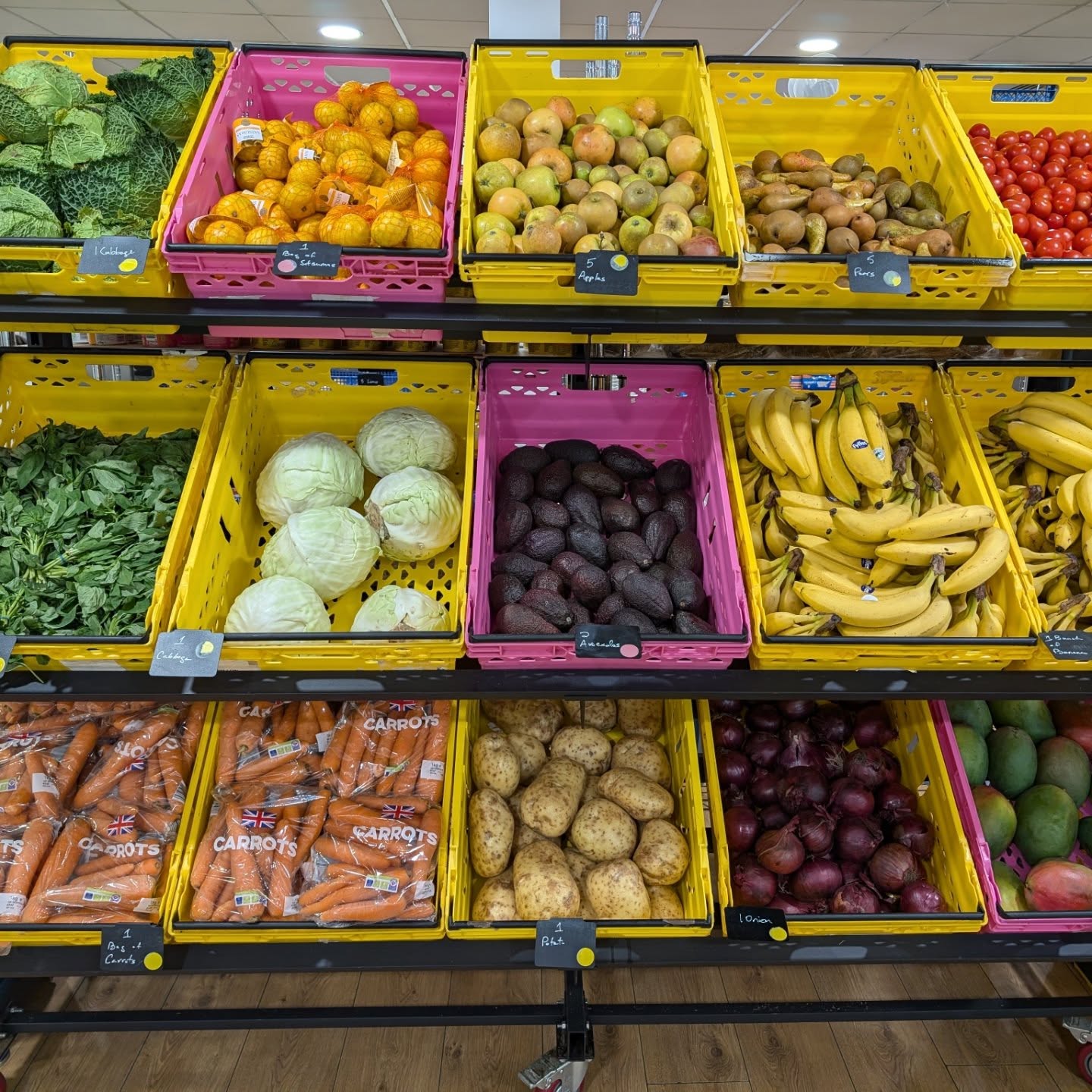 What do we have in store for our members today, you ask? 30 crates of fresh produce including avocadoes, mangoes, tomatoes, basil, carrots galore. Eggs, chicken, pasties, pies, ready-meals, bulk food including rice, lentils, muesli, pooridge oats. Beautiful sourdough bread, Pot noodles, Starbucks coffee drinks and much more.
Just another normal (and always exceptional) day at the BFC! We're proud that since 2020, and despite the pandemic, cost of living crisis and food inflation, we're still offering up to 16 items for £4.50.
We couldn't do any of this without our amazing food redistribution/supply partners @thefelixproject @cityharvestlondon @tedsveg @st.john.restaurant @turnipsborough @gailsbakery and many other local businesses. Thank you so much for your ongoing support!
#surplusfood #foodwaste #costoflivingcrisis #community #solidarity #Borough #southwark #charity #foodinsecurity