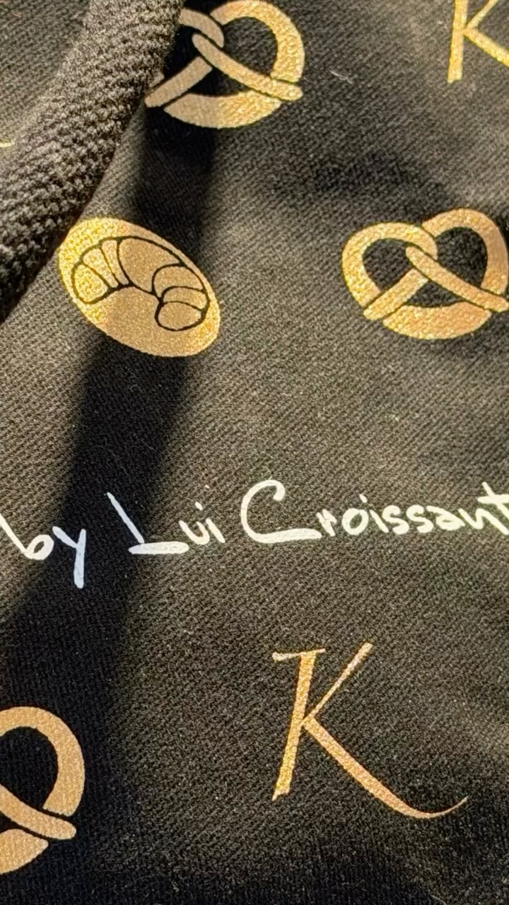 Vom ersten Strich auf dem Papier
bis zum frisch gebackenen Brot im Regal.
Ideen entstehen im Kopf,
werden geplant, gebaut
und am Ende mit Leben gefüllt.
Handwerk verbindet – auf der Baustelle genauso wie in der Backstube. 🤎
#Handwerk #QualitätDieManSchmeckt #Projektentwicklung #Baustellenalltag
#VonDerIdeeZurRealität #Regional
#Bäckerei #Ladenbau #Teamwork
#WirGestaltenRäume #GenussTrifftPlanung