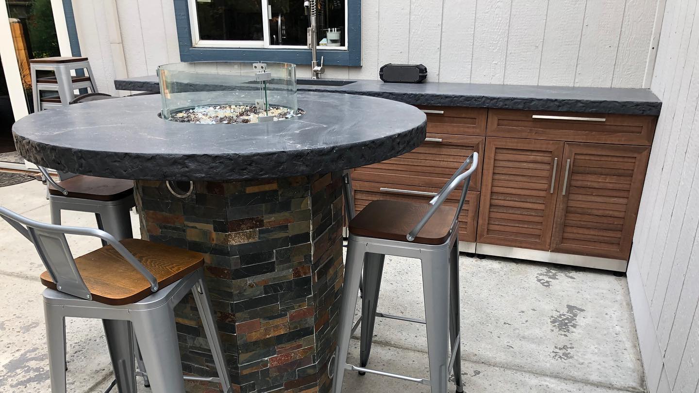 ‘Tis the season for outdoor kitchens. Check out these hand chiseled edges! #concretecountertops #outdoorkitchen #firepit #outdoordesign #outdoorlivingspace #dustycrete #buddyrhodescp #handmade #liveedge #oneofakind #ictsealer #bergstromconcretedesigns #patiomakeover #concretelife