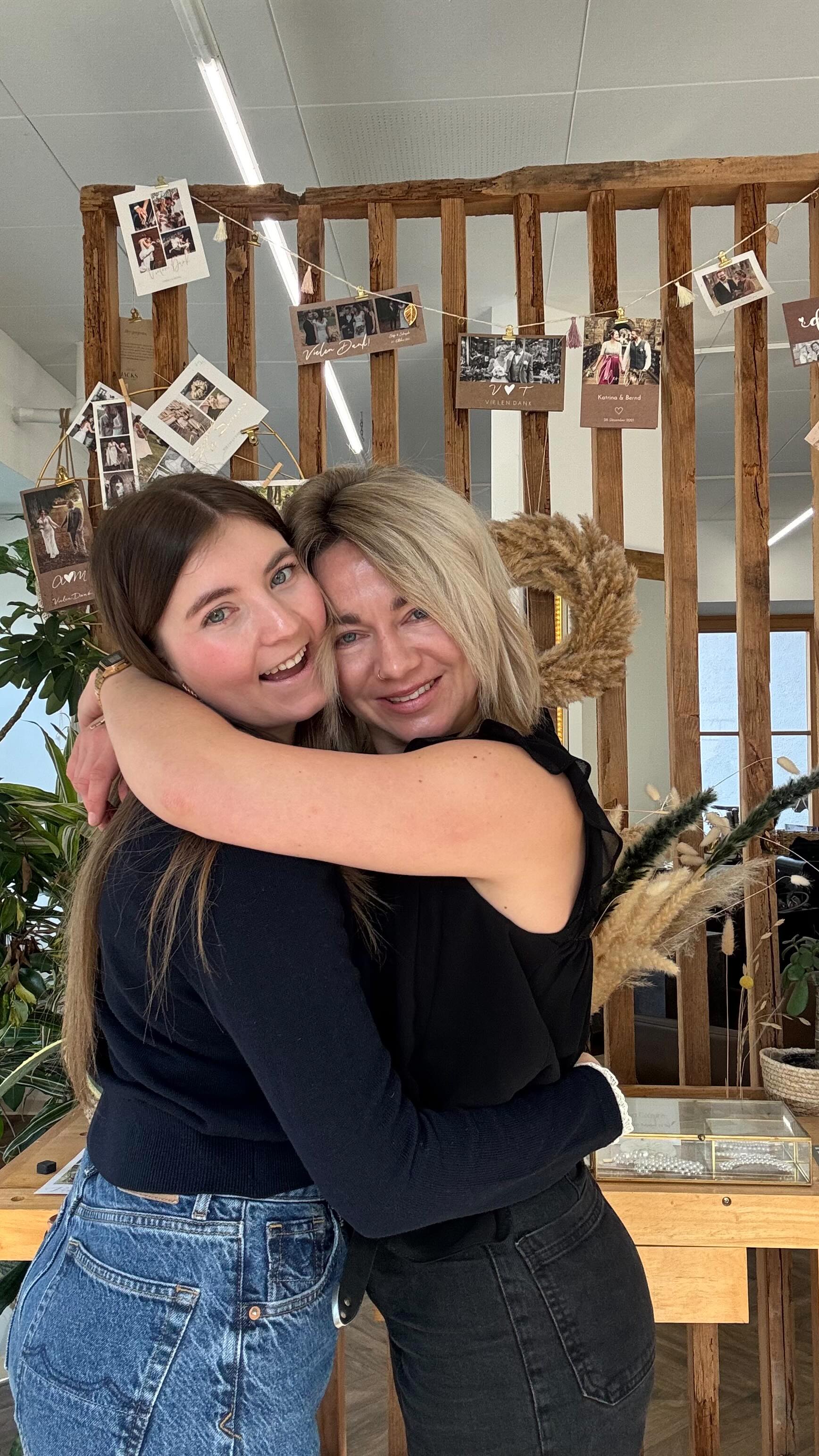 Ein vorübergehendes auf Wiedersehen an unsere liebe Antonia 👋🫶🏻☀️✨
Vom 02.04 bis 16.06 ist sie auf der Meisterschule und geht damit den nächsten großen Schritt auf ihrem Weg. Wir sind unglaublich stolz auf dich und finden es toll, mit wie viel Motivation und Ehrgeiz du das angehst.
Wir wünschen dir ganz viel Erfolg, eine spannende Zeit, viele neue Erfahrungen und natürlich auch ein bisschen Spaß dabei 🍀
Und wir freuen uns jetzt schon darauf, dich bald wieder bei uns im Team zu haben 🤍