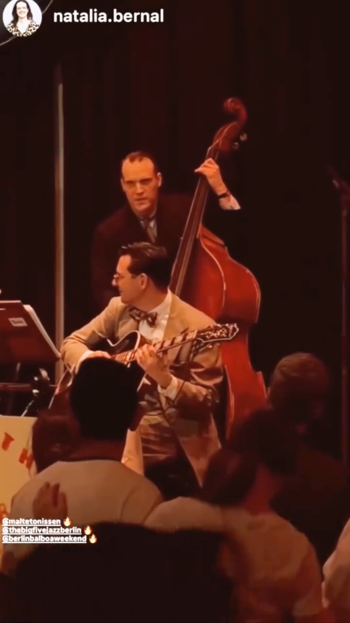 Soloing on “Jammin’ The Blues” at the Friday night show of the Berlin Balboa Weekend 2026. Encore of “The Big Five” concert at the Säälchen.
@thebigfivejazzberlin
@berlinbalboaweekend
Captured by @natalia.bernal
#slapbass #gutstrings #dance #swing #vintage