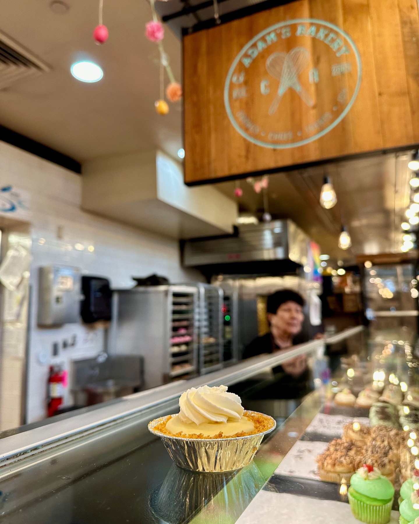 Just like the number of digits in Pi, your pie choices at @cadamsbakery in the @milwaukeepublicmarket are infinite 😋 🥧
Well, not really ... but you can find delicious mini bites of key lime pie to mouth-watering full-size cherry pies at their stall in our iconic food hall 🤩