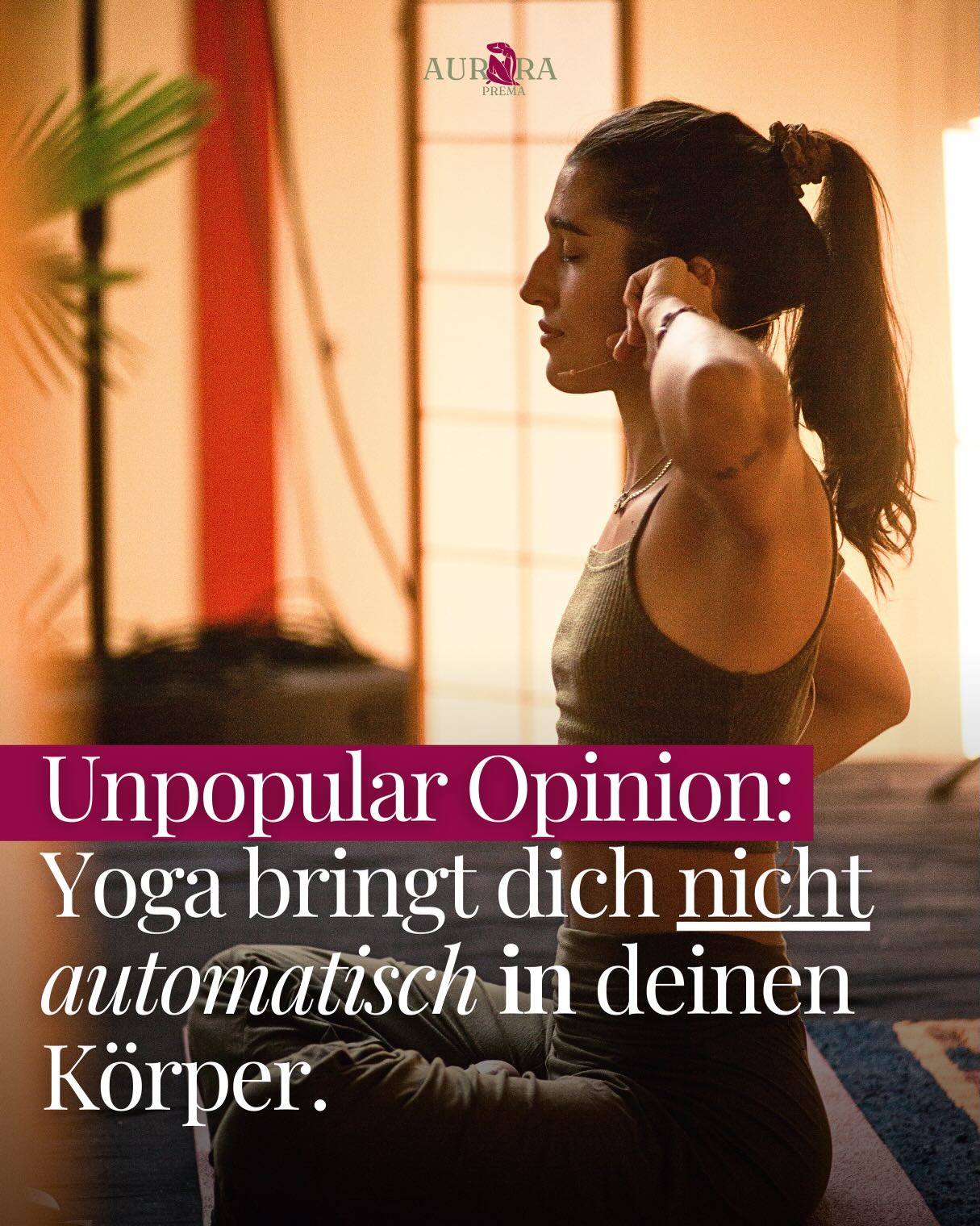 In der somatischen Arbeit setzen wir Bewegung nicht automatisch mit „im Kontakt mit dem Körper sein“ gleich.
Du kannst Yoga praktizieren, Sport machen.
Du kannst deinen Körper trainieren.
Und trotzdem (nach unserem Verständnis) nicht im Kontakt mit dir sein.
Der Körper wird dann eher behandelt wie ein Projekt.
Etwas, das verbessert werden soll.
Stärker. Flexibler. Disziplinierter.
Man trainiert den Körper als wäre er etwas Externes.
Etwas, das funktionieren soll.
Und während es gute Gründe dafür gibt, dass unser Körper stark und funktional ist,
meint Verkörperung etwas anderes.
Es geht darum, die Fähigkeit zu kultivieren
den eigenen Körper wirklich zu spüren.
Nicht nur eine Bewegung auszuführen,
sondern ein tragfähiges Körperbewusstsein zu entwickeln.
Eines, das dich mit deinem gegenwärtigen Zustand verbindet.
Nicht mit Leistung.
Sondern mit den subtilen Empfindungen im Körper.
Mit Spannung.
Mit Weite.
Mit Impulsen
oder Grenzen.
Und genau da beginnt für viele Menschen
zum ersten Mal so etwas wie Kontakt.
xx,
Aurora
📸 @tiaralpina