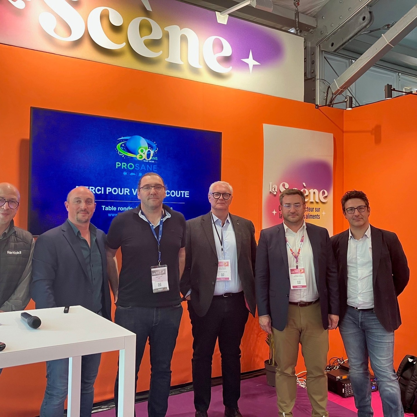 🎤 PROSANE au CFIA Rennes 2026 : porter la voix du pest management au cœur de l’agroalimentaire
Ce mercredi 11 mars, PROSANE – Association des Professionnels pour la Protection de la Santé et des Environnements a eu l’honneur de participer au CFIA Rennes, un rendez-vous incontournable qui a réuni plus de 2 000 exposants et 23 000 professionnels de l’industrie agroalimentaire au Parc Expo de Rennes.
Dans un salon où l’on parle souvent d’innovation alimentaire, de packaging ou d’IA, nous avons choisi de mettre en lumière un sujet parfois moins visible… mais absolument fondamental : la maîtrise du risque parasitaire.
Car sans une gestion rigoureuse de ces risques, c’est toute la chaîne alimentaire qui peut vaciller.
À travers une après-midi dédiée aux nuisibles dans le secteur agroalimentaire, plusieurs experts engagés ont partagé leurs expériences terrain et des études de cas concrètes, issues d’audits et de situations réelles :
🔹 Approche tripartite d’étude de cas (client / prestataire / auditeur) avec Vincent Ergen (Hyptis Consult) et Benoît COTTIN (LGH, Vice-président de PROSANE)
🔹 La nuisance aviaire dans l’agroalimentaire par Sylvain MO (BAT'HYGIENE)
🔹 Études de cas dans l’industrie agroalimentaire par Marc PONDAVEN (Neoviz Group)
🔹 Proofing et norme EN 16636 appliqués à un cas agroalimentaire par Olivier Picard (Anticimex France)
🔹 Traitement IPS chaleur par Stéphane BOISVILLIERS (Rentokil Initial France)
Ces interventions ont permis d’ouvrir des échanges francs et constructifs avec les acteurs de l’industrie : partage de retours d’expérience, discussion autour des difficultés du terrain et mise en avant de solutions concrètes.
👏 PROSANE est fière de pouvoir contribuer à ces débats et de porter la reconnaissance de l’essentialité des métiers du pest management dans la sécurité sanitaire et la protection des environnements.
🙏 Un immense merci à tous les intervenants pour leur expertise et leur engagement, ainsi qu’aux organisateurs CFIA Rennes et GL events pour leur confiance.
Et surtout, merci à tous les adhérents et bénévoles de PROSANE qui s’impliquent au quotidien pour faire avancer la profession et partager leurs connaissances.