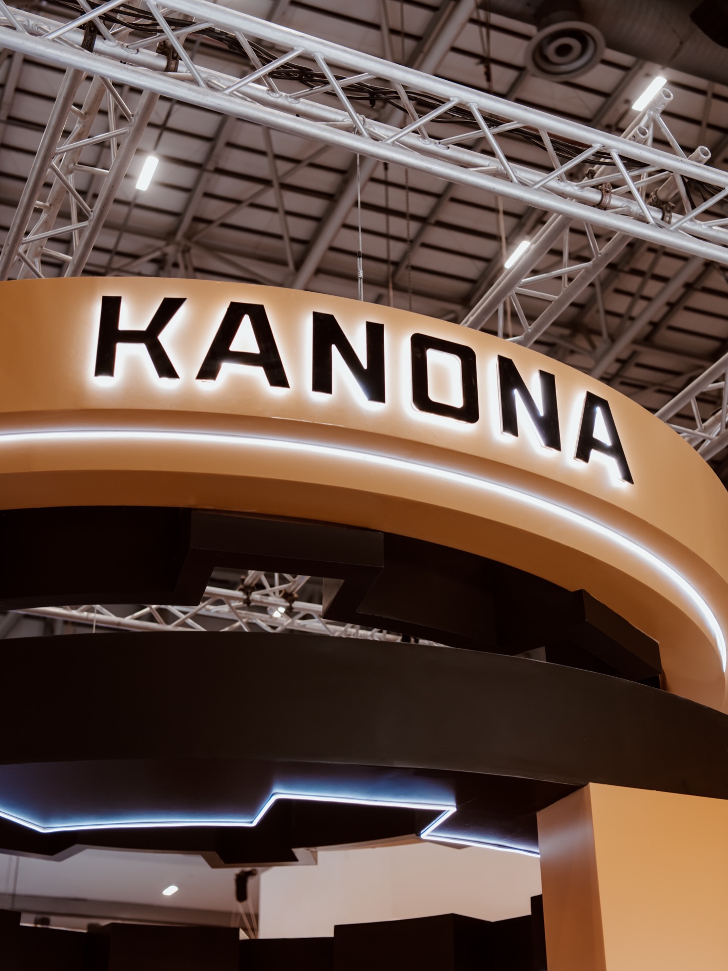 ✨Power. Precision. Presence✨
Designed and built by our incredible Happinest™ Custom team, this stand for KANONA at @miningindaba is a masterclass in bold symmetry and layered structure. From the commanding sprocket inspired bulkhead to the custom slated feature wall, every element works together to create a space that feels engineered for impact.
And when design and craftsmanship meet at full power, the result is impossible to ignore.
#MI26 #miningindaba2026 #happinestcustom #capetown #expobuilders