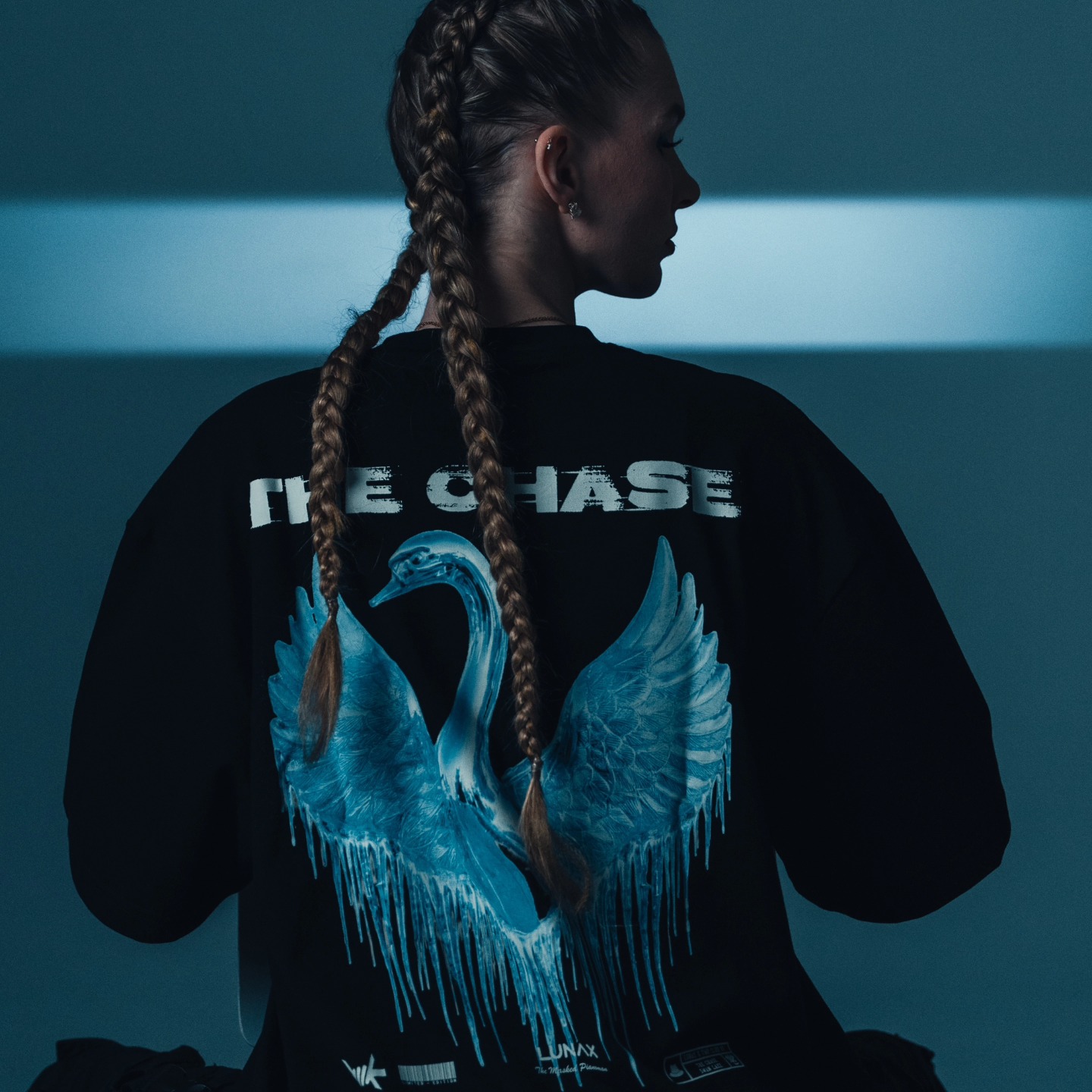 Here are some of the official photos of the amazing THE CHASE T-Shirt from the latest release by LUNAX x The Masked Pianoman!
.
You can pre-order the T-shirt & Vinyl ('Forever Fighting') bundle now on
.
www.lunax-shop.de
.
Shipping will be on August 8th!
.
Please check out the close-up as well!
.
#fanshirt #thechase #swanlake
#EDM #DanceMusic #electro #themaskedpianoman #lunax #beatdealerrecords #foreverfighting