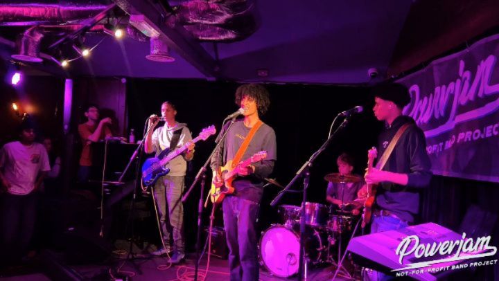 BLUEZD are featured in part 4 of our recent gig along with photos of all our bands that rocked the stage @bullsheadsw13 !!
#Bluezd #michaeljackson #earthwindandfire #londonrnb #rnbartist
