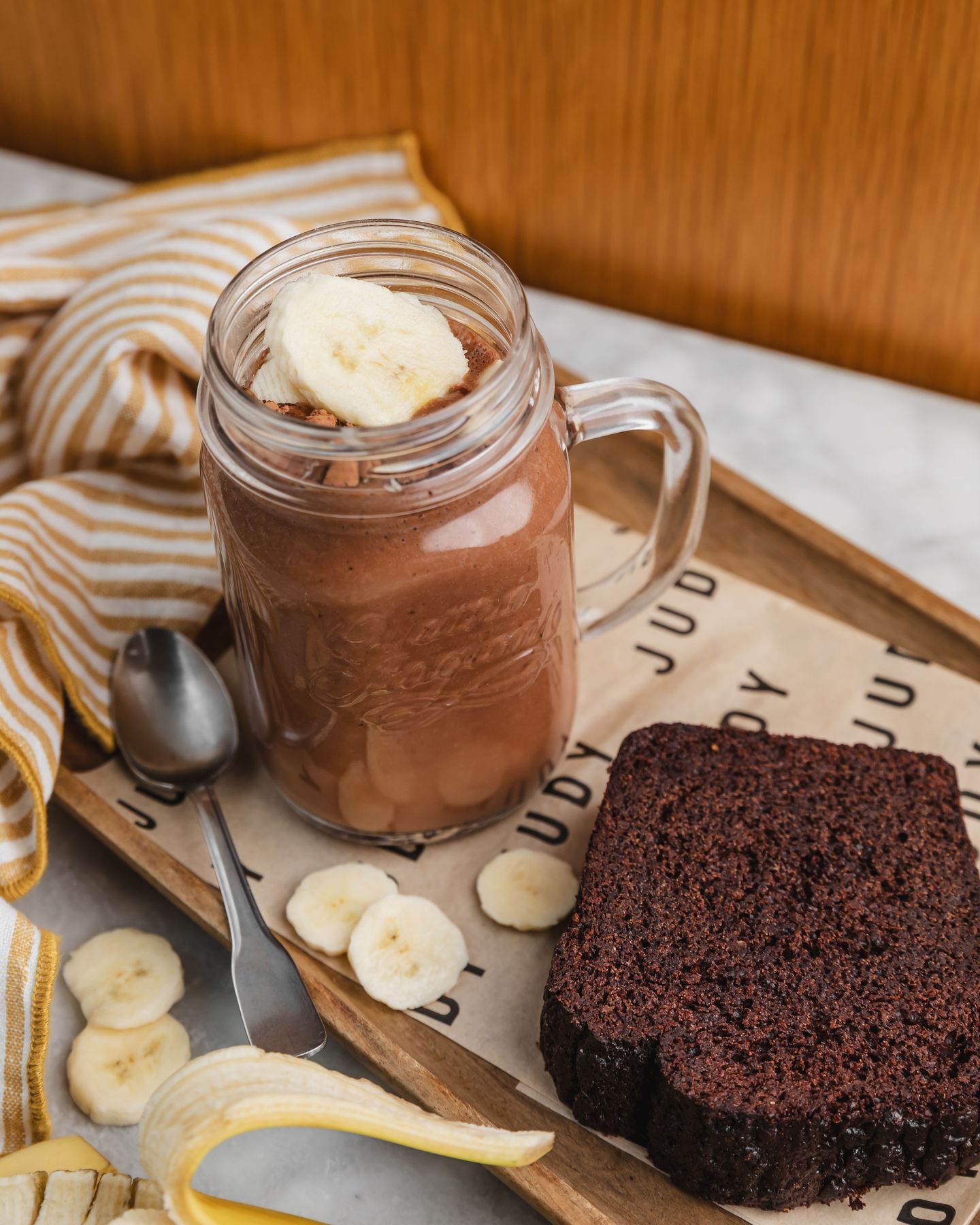 SMART INDULGENCE 🍫
Notre cake choco sans gluten régale tous les fans de chocolat !
Pour un combo 100% chocolaté, découvrez le Shroom Shake, notre smoothie naturopathique enrichi en champignons médicinaux Terraphy (@terraphy.bio), à choisir selon vos besoins : immunité, concentration ou détente.
Chocolate, upgraded!
📸 @alicepages
#bienetre #brunchparis #smoothie #mycotherapie #healthybreakfast #veganparis #sansgluten