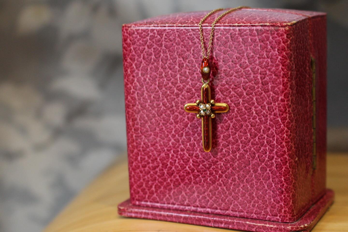 Beautiful French enamelled gold cross with a central pearl and emerald flower design at the centre with beadwork details to each quarter.
The 18ct gold cross is hollow in construction, typical of the era and is in fabulous condition.
#newarrivals #antiquejewellery #antiquejewelryaddiction #enameljewelry #edwardian