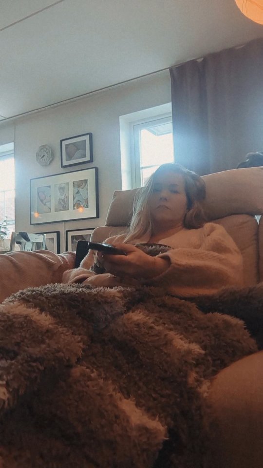 När inget annat fungerar, kan det snällaste du kan göra för dig själv vara att äta choklad och kolla på guilty pleasure TV! ❤️
Håller du inte med? 🤩
.
.
.
.
.
.
.
.
.
.
.
.
#alsoselflove #självkärlek #självsnällhet #guiltypleasures #loveisblindsverige2026 #loveisblindsverige #skräptv #selfcare #självhjälp #psykiskhälsa #bröstcancer #konstnär #inredare #konstterapi #dansterapi #inredningsterapi