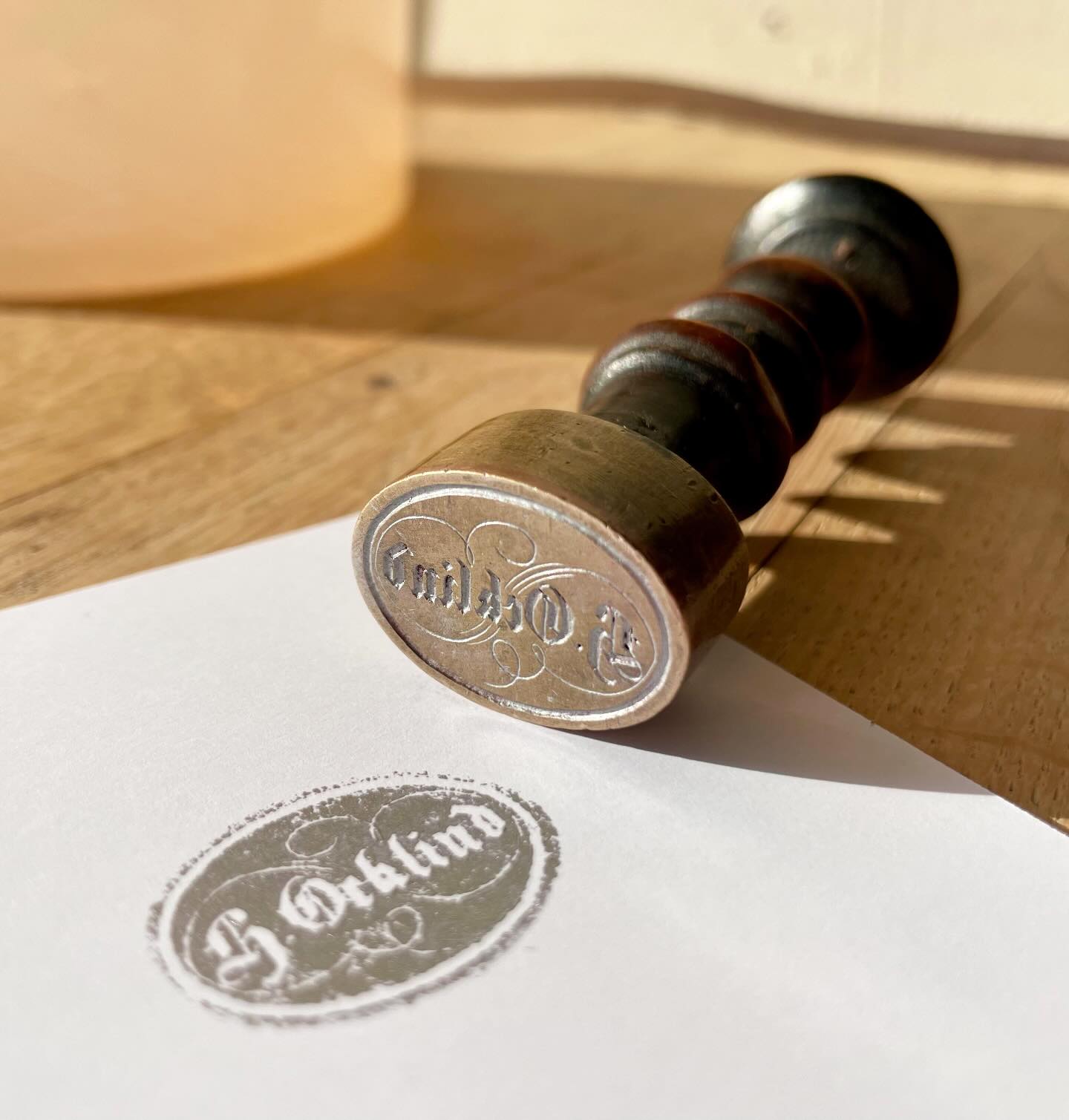 I vårt arbete är det så tydligt hur vi människor är sammanlänkade på olika sätt.
En begravning är inte bara ett avsked, det är också ett tillfälle för återseenden och möten.
Vi får träffa och lära känna många fina personer genom begravningarna vi ordnar. En av dessa nya bekantskaper tipsade oss om en pågående nätauktion – en vacker, gammal stämpel med texten ”A. Ocklind” var till salu. Stämpeln tillhörde sannolikt en gammal släkting till oss, predikanten Anders Ocklind som föddes i slutet av 1700-talet uppe i Jämtland. Nu, många generationer senare, har denna fina stämpel hittat hem till oss – hans ättlingar – tack vare ett begravningsmöte. Rätt fascinerande, eller hur? 💭