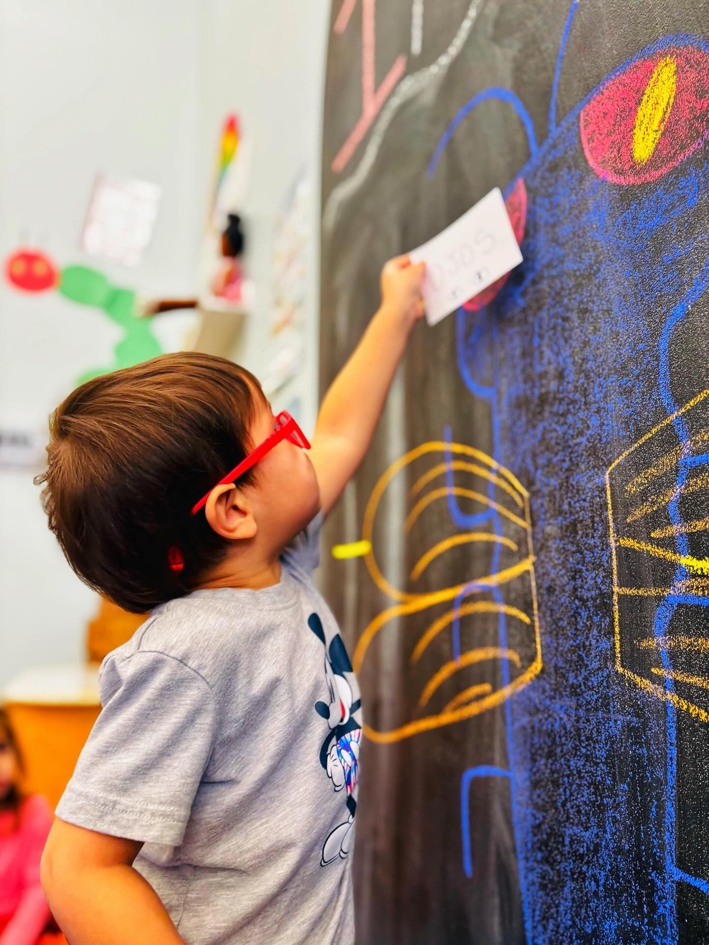 Vamos a buscar insectos! 🔍🐞 ¿Qué puedo encontrar?
Today was all about las libélulas (dragonflies)! 🪰✨ We had so much fun exploring this amazing insecto ⭐️learning about its anatomy, its beautiful colors, and its two sets of wings. We also discovered how dragonflies love being around water. 💧
For a creative activity, we made colorful dragonfly tails by adding beads to pipe cleaners, creating beautiful patterns for each libélula. 🌈
We also played a letters vs. numbers pond game! The kiddos took turns scooping letras o números out of our pretend pond and sorting them onto their dragonflies. 🔤🔢🪰
Our insect scavenger hunt was a big hit too! The children searched through grass to find tiny “insectos” (beans) and used tongs to rescue them🔍an awesome way to practice fine motor skills and strengthen those little hands. 🌱🦗
We also made insect fossils and played a fun game where we tried to make our insect fly by hitting a pretend balloon insect with a fly swatter! 🎈🪰
So much learning, exploring, and bug-tastic fun today! 🐞🦋🐜