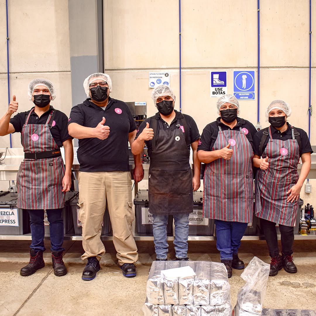 Todo nuestro personal es experto en su trabajo y su meta es ofrecer un servicio único para que disfrutes una taza de café ☕ deliciosa y excepcional.
Compromiso, calidad y atención de primera. 🖤✨
En #CaféAlgraná “Vivimos el café”
Conoce más en el link de nuestra bio.
#torrefactoramexicana #cafédecalidad #expertosencafé #HORECA