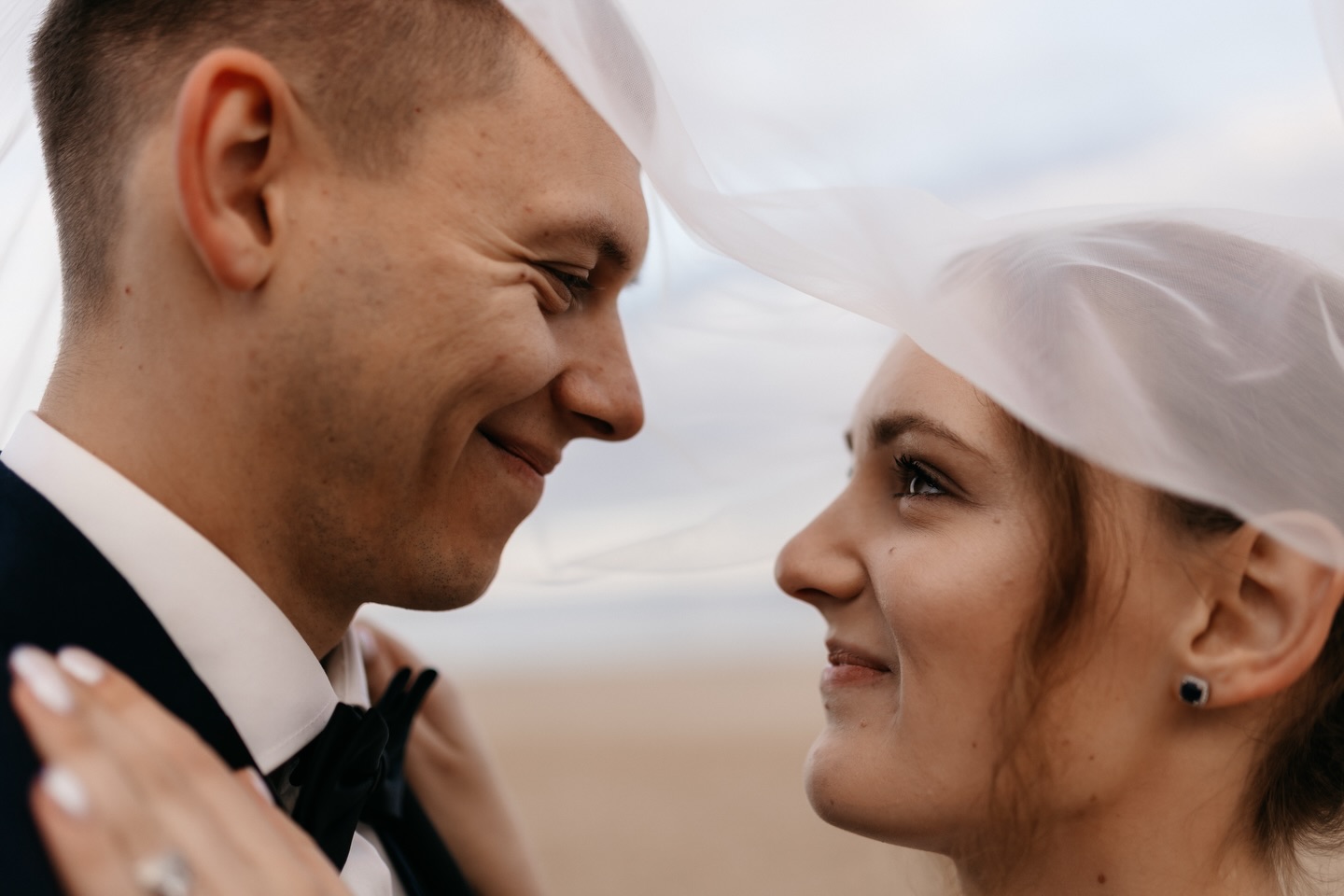 Nie da się ukryć, że sesje na plaży z morzem w tle należą do jednych z moich ulubionych 🤍 W powietrzu czuć, że wiosna rozgaszcza się pomiędzy nami coraz śmielej, więc okazji do takich spotkań będzie zdecydowanie więcej 🌼. Zima była potrzebna, taki czas wycofania, uspokojenia, wyciszenia jest naprawdę wartościowy.
Pięknie stworzony jest ten świat, że pory roku mogą wyznaczać rytm życia. A teraz wszystko budzi się do życia i ja też 🤸♀️… Kto ma ochotę już wyskoczyć spod kocyka? #fotografiarodzinna #fotografelblag #zatokagdanska #wspolnechwile