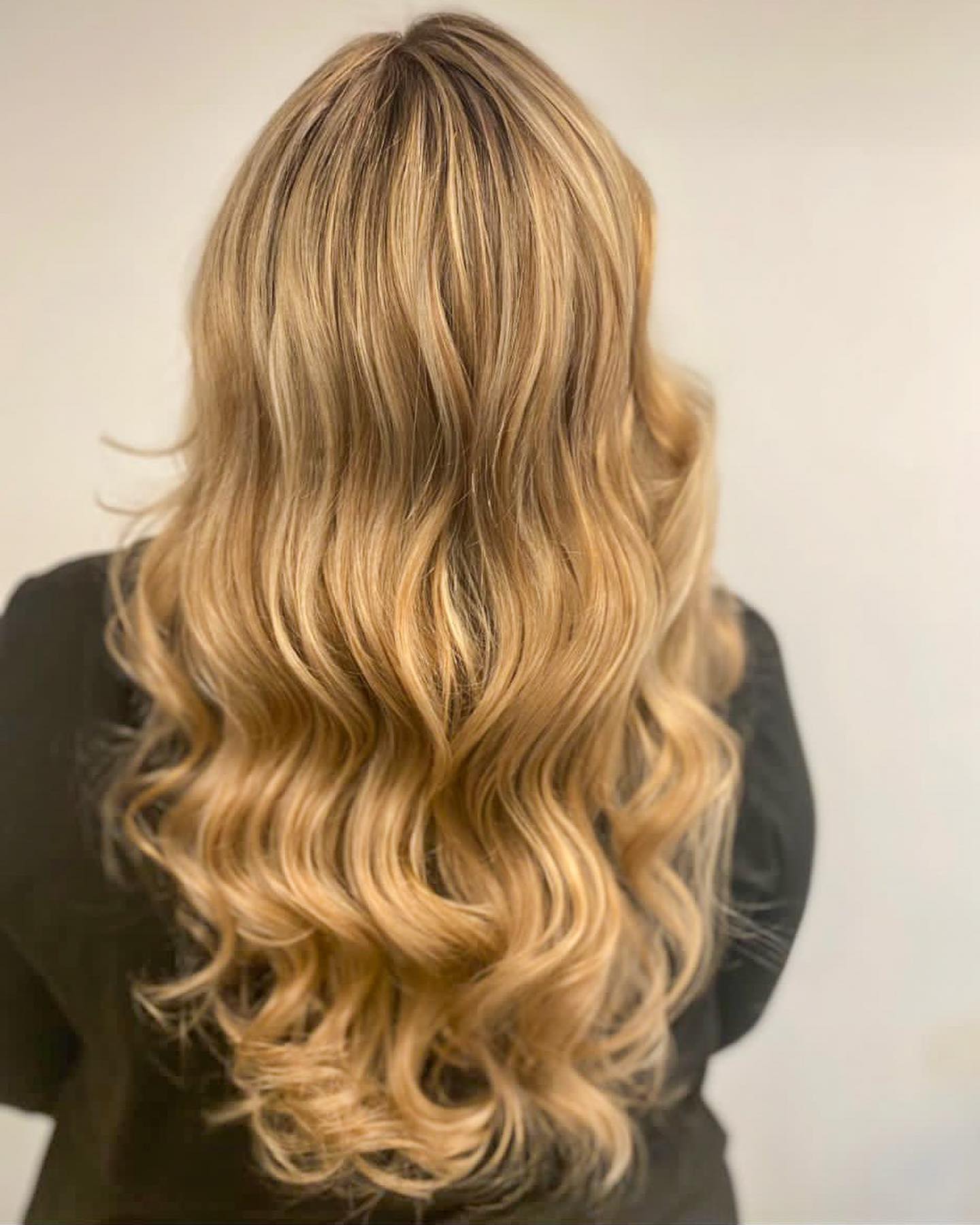 After ➡️ Before.
.
Onze stylisten laten dagelijks hun passie en magie spreken ✨🧚🏼♀️. Wat zeg jij ervan? Heeft Shoney dit kapsel weer laten stralen?
.
Maastricht heeft volgende week nog enkele plekken. Afspraak maken?:
www.climaxhair.nl
☎️: 043 450 1973
WhatsApp: wa.me/31434501973