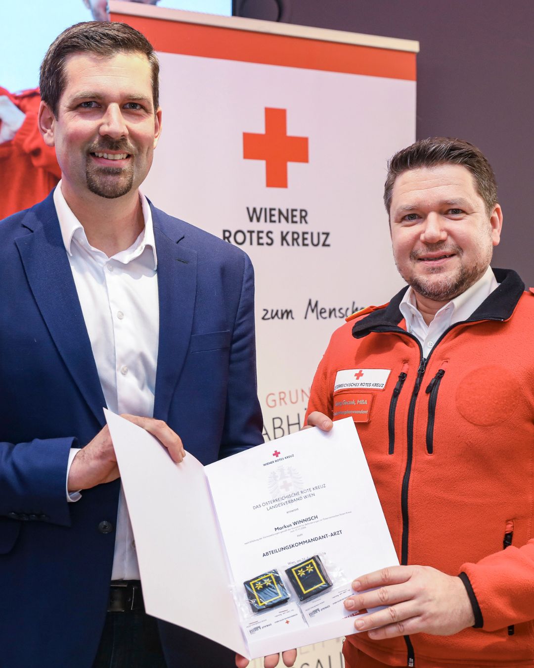 Seit mittlerweile 22 Jahren bin ich Teil des Wiener Roten Kreuzes – eine Zeit voller Ausbildung, Einsatz und wertvoller Erfahrungen.
Umso mehr freue ich mich, dass ich im Rahmen der Ehrungen für Ärzt*innen am 24. Februar nicht nur Teil dieser besonderen Veranstaltung sein durfte, sondern auch meine Beförderung zum Abteilungskommandanten entgegennehmen konnte.
Mein herzlicher Glückwunsch gilt allen Kolleg*innen, die an diesem Abend ausgezeichnet oder befördert wurden – und ein großes Dankeschön an alle, die sich tagtäglich mit so viel Engagement für andere einsetzen. 🚑