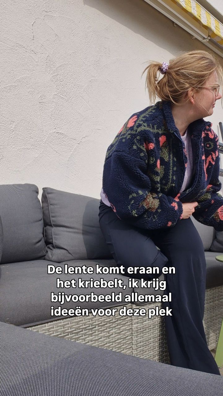 De lente komt eraan en ik merk dat mijn hoofd alweer vol zit met ideeën. 💡🌸🏡
Voor het huis. De tuin. Sporten. Vakanties.
Alles tegelijk 😅
Hoe zit dat bij jou? Kriebelt het ook al?
Maar... niet alles hoeft meteen. Niet alles kán meteen!
Met deze gedachte nam ik mijn nieuwste podcast op.
Wil je de aflevering luisteren?
Reageer dan met "PODCAST" en je ontvangt de link 🧡
En nu ben ik ook even nieuwsgierig:
👉🏻Wat zou jij met deze muur doen?
Alle ideeën zijn welkom 😄