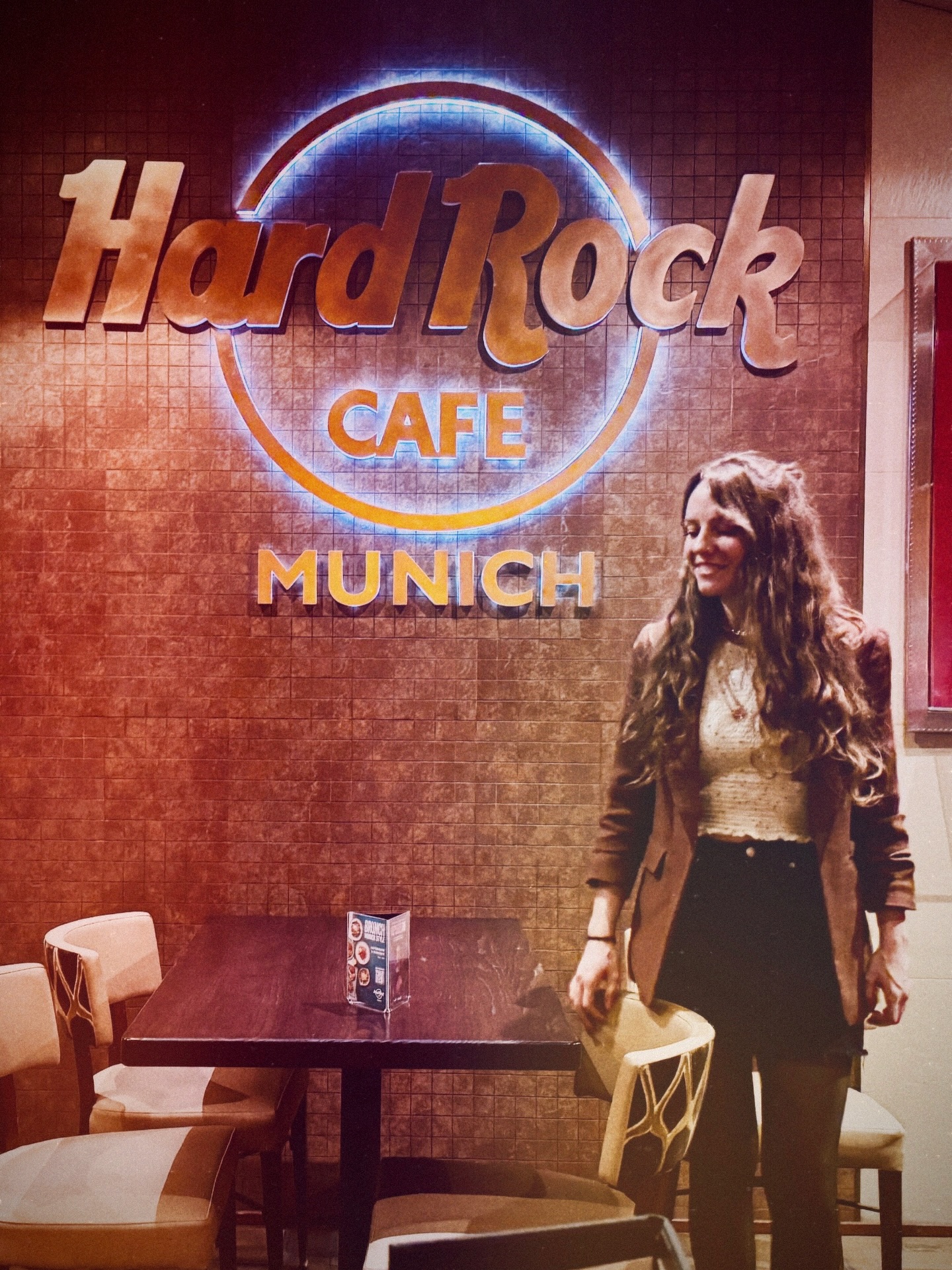 Thank you for having me back for International Women’s Month @hardrockmunich! 🤍🎸✌️
.
.
.
#hardrockcafe #hardrockmunich #internationalwomensmonth #folk #singersongwriter