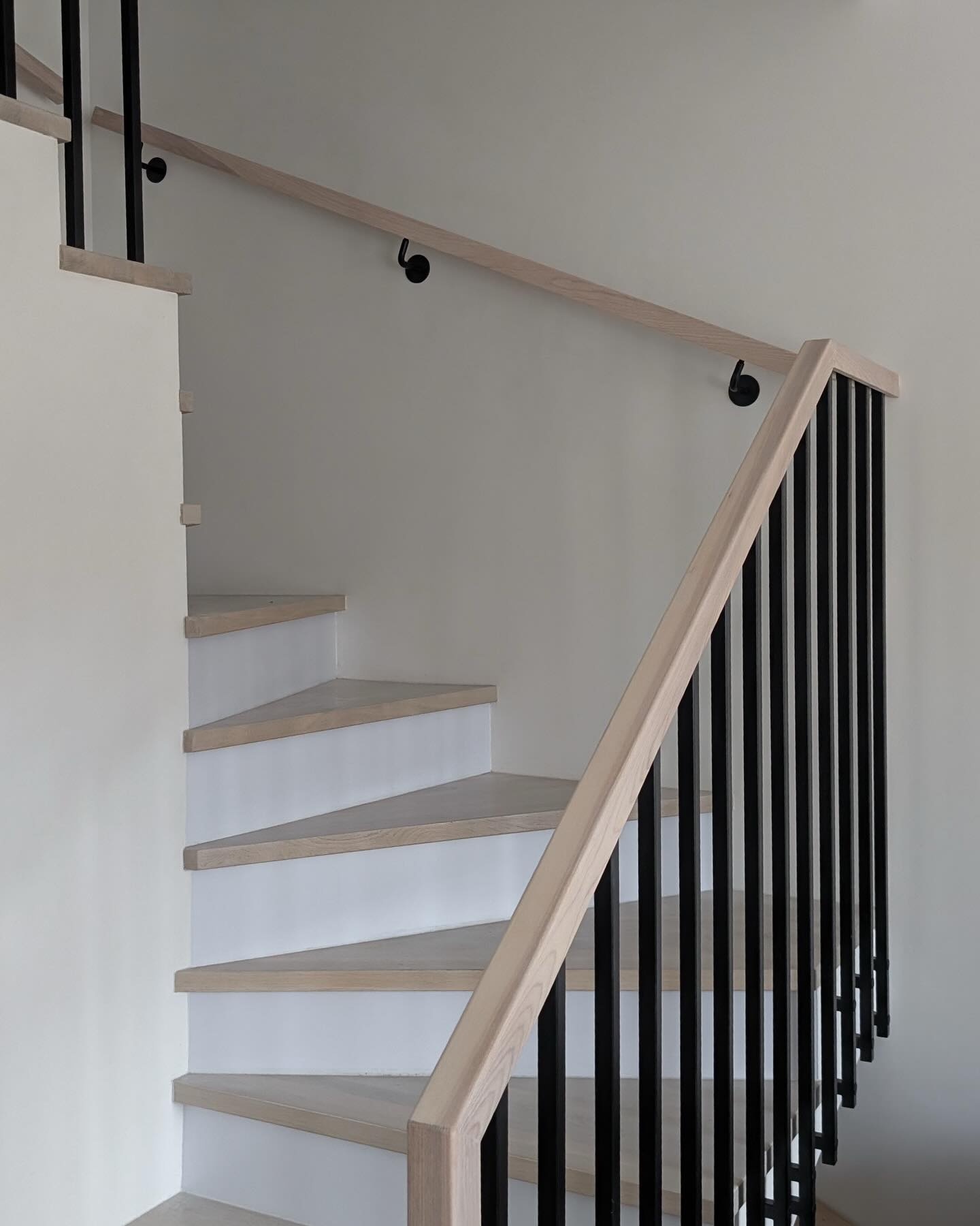 Vidaus turėklas iš metalo su mediniu porankiu. Pagrindinę konstrukciją papildėme prie sienos montuojamu mediniu porankiu, kuris sujungtas į vientisą sprendimą. Funkcionalus ir estetiškas pasirinkimas…