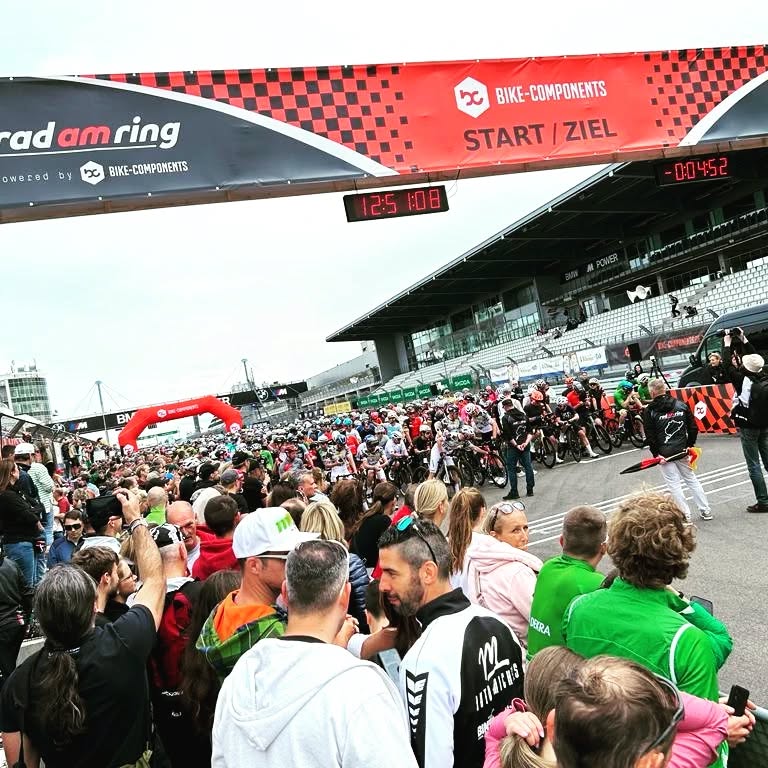 24h Radrennen Nürburgring, was ein Fest!
Lange haben wir uns darauf vorbereitet und sind etliche Touren zusammen gefahren. Und am Ende haben wir sogar Bock das 2024 nochmal zu machen!
Am 22.07-23.07.23 war es dann soweit, der 26KM Rundkurs enthielt schöne 550Hm und hat einem im Angesicht eines Rennens alles abverlangt. Dennoch war die größe Challenge der einsetzende Schlafmangel. Manche waren 24h wach. Unser aufgebautes Camp mit Gasplatte, Pavillions, Wohnwagen und Zelten war bestens gerüstet für so ein langes Rennen. Wir hatten alles an Wetter: Wind, Sonne, Regen.
Wir sind zusammen 20 Runden gefahren :) Also geschmeidige 520KM- 11.000 Höhenmeter.
Einen riesen Dank möchte ich unseren HelferInnen aussprechen, wir hatten immer was zu beißen, es wurde Geschirr gewaschen, Getränke zur Verfügung gestellt und mental unterstützt, Mega!
#radamring #Naturathleten
#Outdoor-Training #outdoorfitness
#radrennen #spassanderbewegung
#teamspirit #24hradrennen #Nürburgring