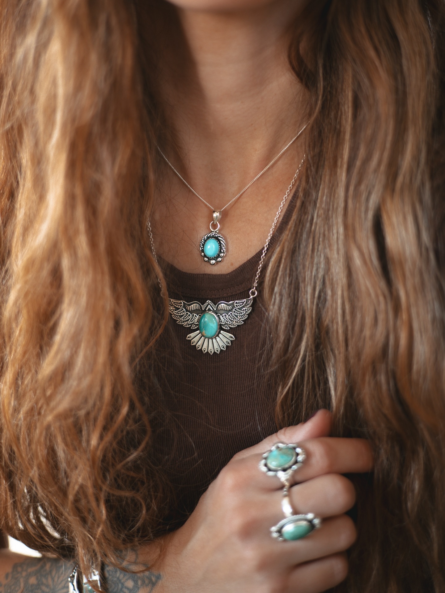 New in ✨
Aujourd’hui je vous dévoile ce bijou que vous attendiez avec beaucoup d’impatience : le collier Sedona 🦅
Pièce la plus imposante de notre collection, ce collier en argent 925 représente un aigle les ailes ouvertes symbole de liberté, de vision et de protection grâce à sa pierre en turquoise naturelle 🫶
Pour celles et ceux qui affirment leur caractère : une pièce qu’on porte pour dire ouvertement et sans compromis que l’on est une âme libre et protégée 🪶
Dites moi si vous l’aimez ?
Sa version en Wild Horse arrive aussi très vite 🤍
À retrouver sur le site Sonorabijoux