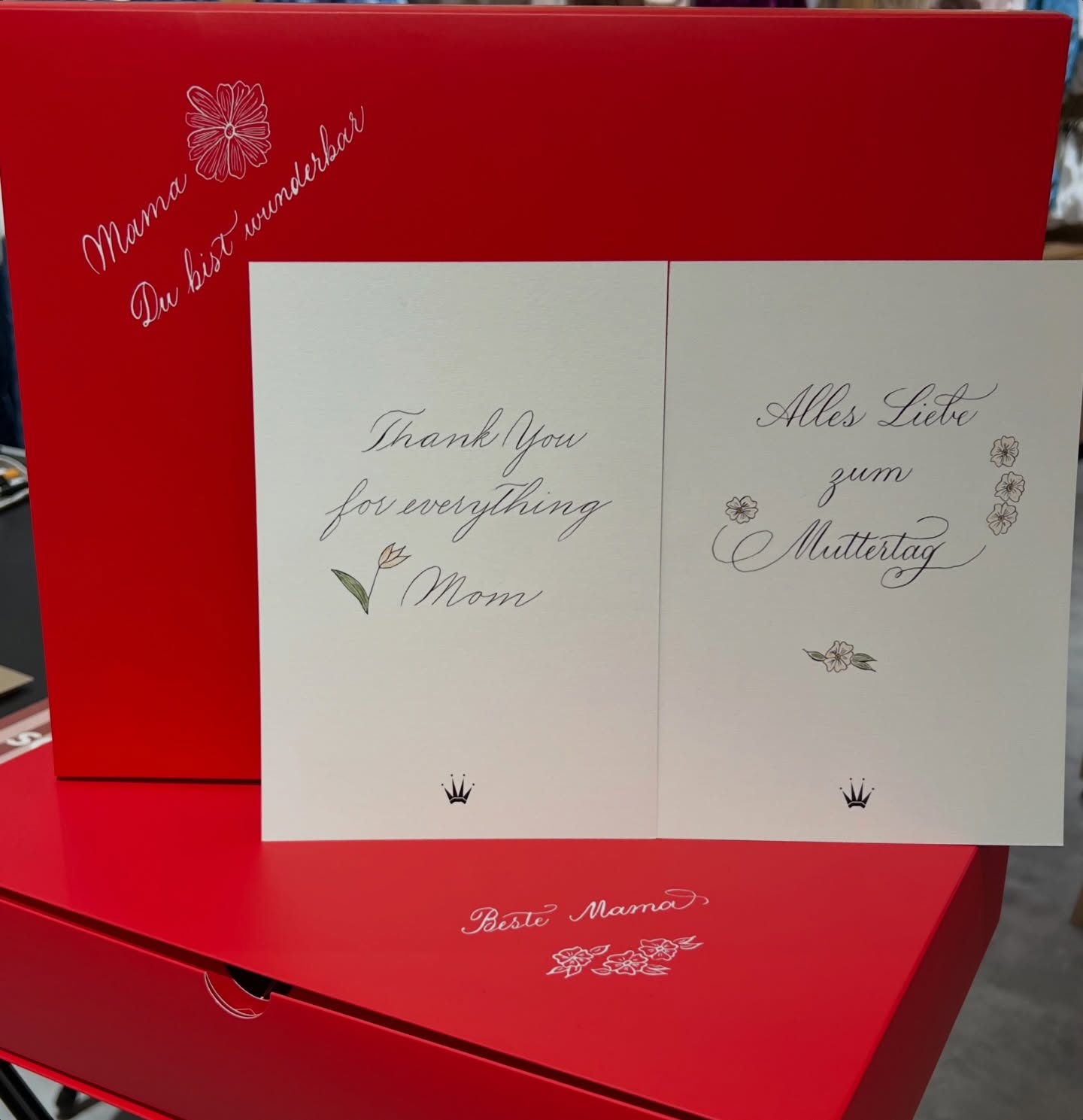 Ich nehme bereits Buchungen für den Muttertag an💐
Als Kalligraphin in Stuttgart arbeite ich mit Brands und Events zusammen, um Produkte live zu personalisieren, direkt vor den Augen der Gäste.
✒️ Live-Kalligraphie bei Events
✒️ Personalisierte Kosmetik & Verpackungen
✒️ Namenskarten, Geschenkanhänger & mehr
✒️ Außerdem biete ich In-Studio-Arbeiten für größere Mengen
📍 Stuttgart (auf Wunsch auch in anderen Städten verfügbar)
Für Brand Events, Store Activations oder Muttertagskampagnen → DM oder E-Mail.
#eventcalligraphy
#eventpersonalization #brandactivation #kalligraphinstuttgart #eventartistgermany
I’m now booking for Mother’s Day events💐
I’m a Stuttgart-based calligrapher working with brands and events to create live product personalization.
✒️ Live calligraphy at events
✒️ Personalized cosmetics & packaging
✒️ Place cards, gift tags & event details
✒️ In-Studio calligraphy for larger quantities
📍 Stuttgart based, available to travel upon request
For brand events, store activations or Mother’s Day campaigns → DM or email