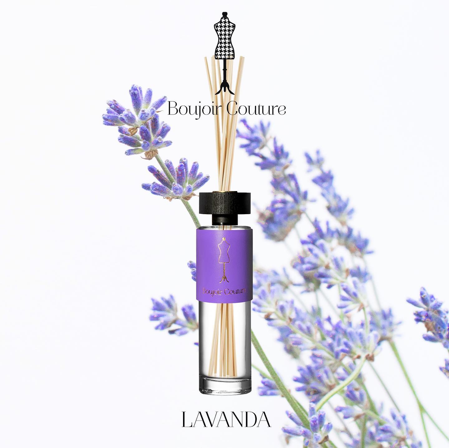 Ispirata a un bouquet mediterraneo dal profumo inconfondibile e persistente, la fragranza è una sinfonia di note olfattive peculiari e in armonia tra di loro. Le note di testa, condotte dalla lavanda, dalla rosa, e da note verdi fresche, fanno strada a un cuore di mughetto, e geranio. Infine, note di fava tonka e muschio bianco.
#ambienteeprofumi #lavanda #diffusore #home #lavender