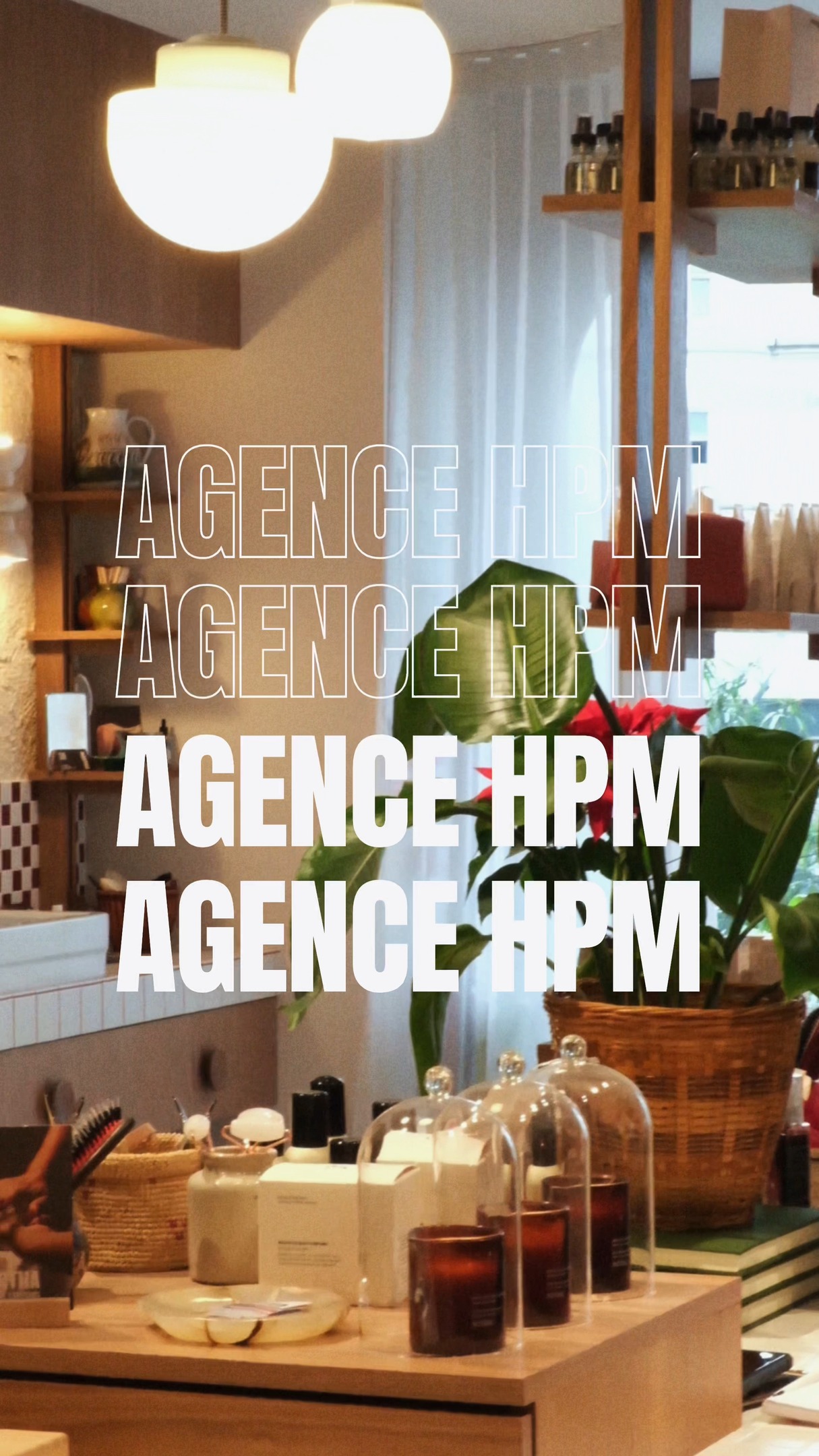 Des discussions passionnées sur le métier.
Des moments de remise en question.
Des déclics.
Parler de clients, de style, d’émotion.
De psychologie aussi.
De posture.
Comprendre les autres, mais aussi se comprendre soi-même.
Parce qu’avant de savoir traiter les objections des clients,
il faut souvent commencer par regarder les siennes.
Remettre aussi le style, le look, les références au centre de la réflexion.
Comme un levier de performance.
Apprendre à penser stratégie,
tout en continuant à développer ses compétences techniques.
Dans les univers mode, beauté et coiffure,
les produits et la technique comptent.
Mais ce dont les clients se souviennent vraiment,
c’est de l’attention, de l’expérience, du moment vécu.
C’est exactement ce que nous aimons travailler avec celles et ceux qui font vivre ces métiers :
équipes, freelances, managers, entrepreneurs, marques.
Créer des expériences.
Créer des émotions.
Créer des rencontres.
On change les règles.
Parce que le terrain mérite mieux.
🎥 Un moment de vie de l’agence HPM x @marthaparis_ & @margotmelinand @genevievecarmichael @o.capucine , et leurs freelances passionnés lors de la formation "l’art de savoir vendre en salon" step 1.
Un accueil au top, des échanges avec des pro talentueux et l'envie de se développer!
#formationretail #SalonDeCoiffure #coachingbusiness
Images: @juliebalian
Montage: @natvri