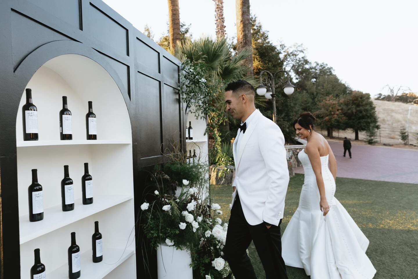 Evidence of a good time. We love it when people understand the assignment.
✨PEEP our Denning bar-back/ shelves, Empire chandies, Harvest tables + Sweetheart Harvest table, Colley chairs.