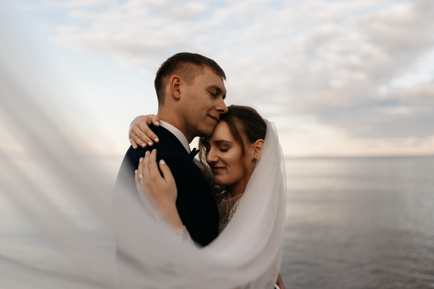 Nie da się ukryć, że sesje na plaży z morzem w tle należą do jednych z moich ulubionych 🤍 W powietrzu czuć, że wiosna rozgaszcza się pomiędzy nami coraz śmielej, więc okazji do takich spotkań będzie zdecydowanie więcej 🌼. Zima była potrzebna, taki czas wycofania, uspokojenia, wyciszenia jest naprawdę wartościowy.
Pięknie stworzony jest ten świat, że pory roku mogą wyznaczać rytm życia. A teraz wszystko budzi się do życia i ja też 🤸♀️… Kto ma ochotę już wyskoczyć spod kocyka? #fotografiarodzinna #fotografelblag #zatokagdanska #wspolnechwile