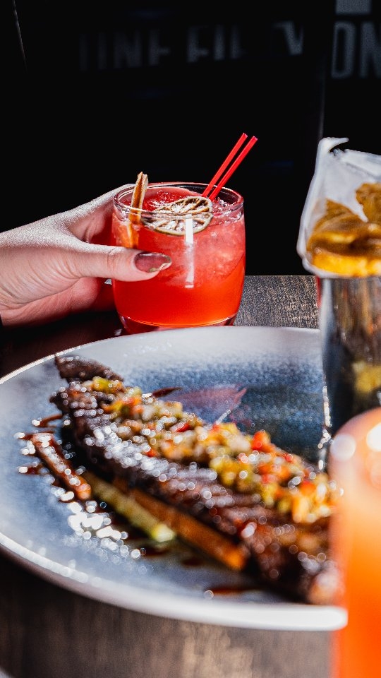 La energía del game day en Room 151k está a otro nivel 🏀. Ven a vivir March Madness con nosotros.