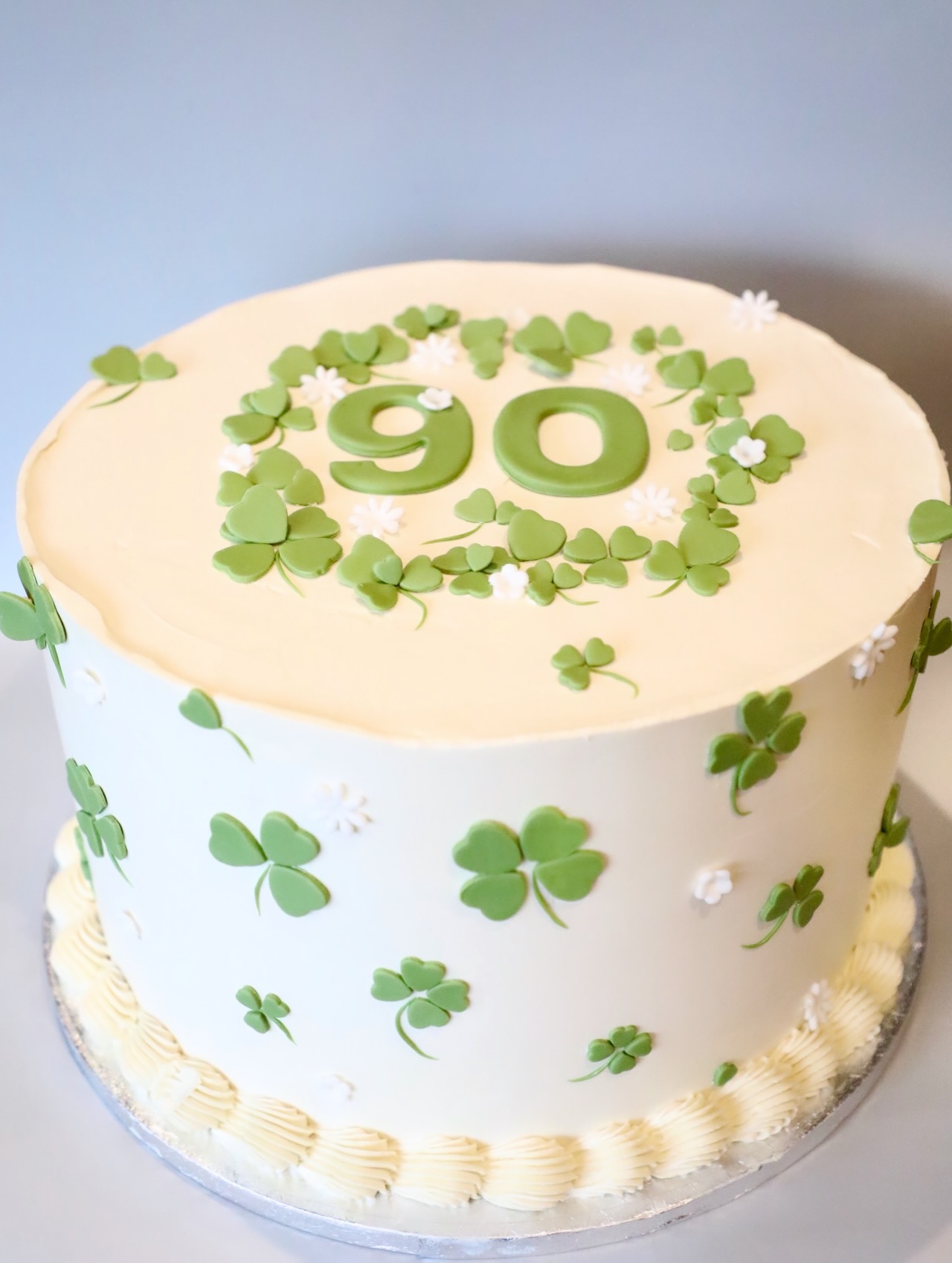 A special cake for a very special milestone. ☘️
An elegant shamrock design to celebrate a lovely Irish lady turning 90.
Simple, meaningful, and made with love.
Happy 90th Birthday. 💚
P.S. St Patrick’s Day is around the corner… shall we have a green cake? 😉
#90thBirthday #ShamrockCake #ElegantCake #IrishCelebration #belsourire