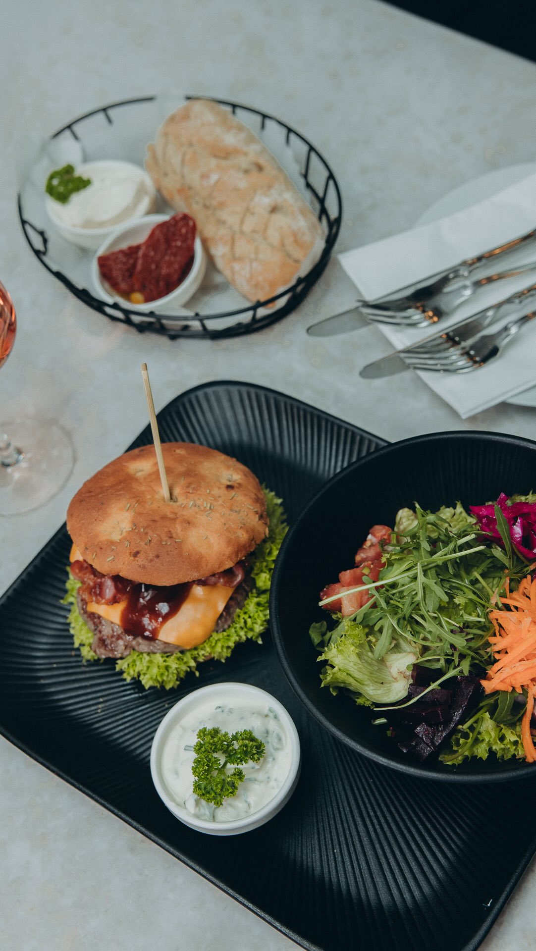 von der Karte direkt auf den Tisch 🍔🍝