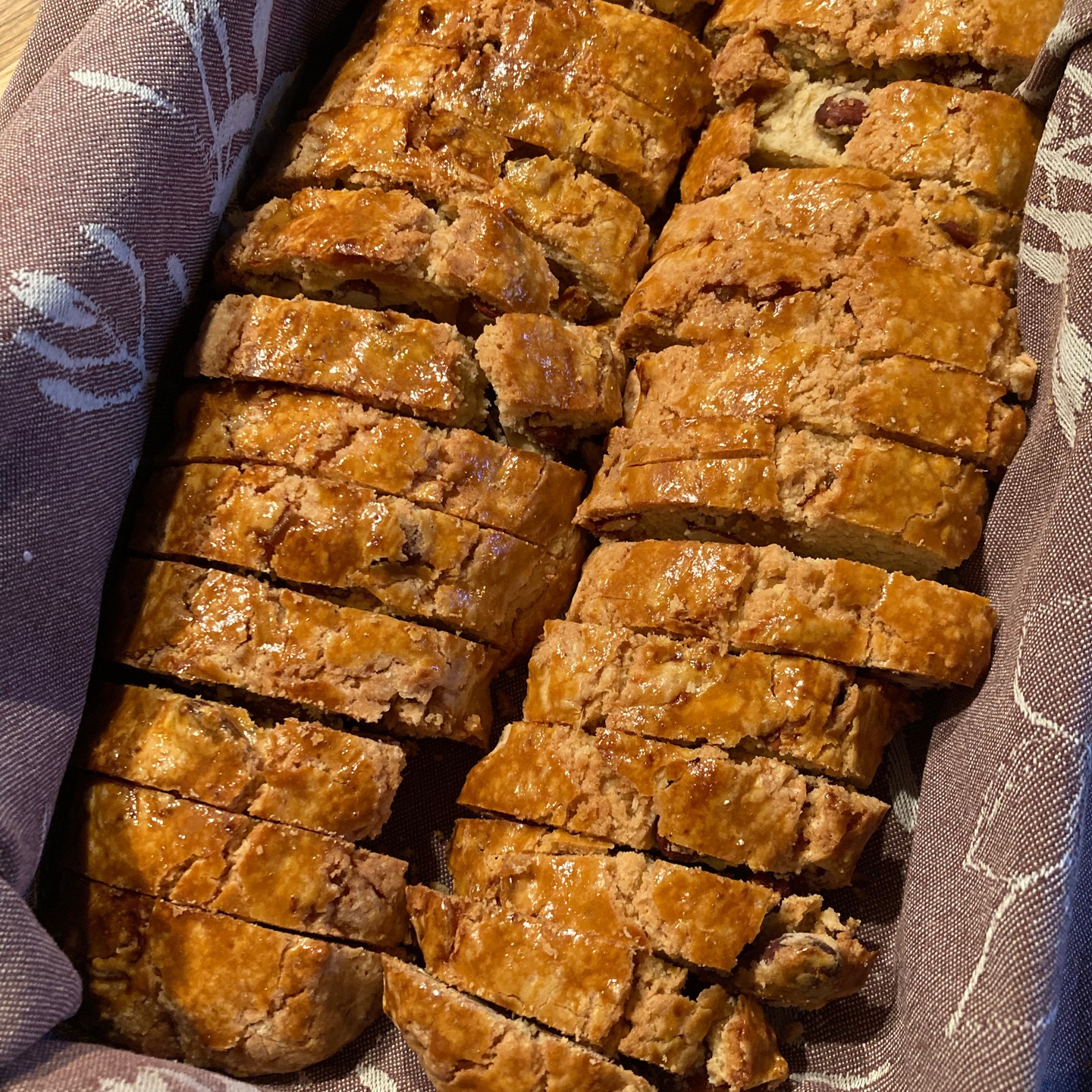 Cantuccini aux amandes et gingembre confit!
Oh la la! Je n'avais pas encore testé cette version des cantuccini avec ce subtil goût bien épicé de gingembre confit. Associé à l'amande, miam!...
C'est pour moi les petits gâteaux les plus simples de la terre à faire, bien plus faciles que les sablés et moins riches en beurre! Recette prête en 15 minutes, ajouter 30 minutes de cuisson + le temps de les laisser sécher, refroidir au four!
Pour environ 40 Cantuccini: 350g de farine, 1/2 sachet de levure chimique, 2 œufs, 140g de sucre, 70g d’huile d’olive, 35g de beurre salé, 80g d'amandes, 50g de gingembre confit.
Mettre le four à chauffer à 180 degrés.
Dans un grand bol, battre les œufs avec le sucre. Ajouter le beurre fondu et l’huile d’olive. Continuer à bien mélanger pour rendre l’ensemble le plus homogène possible. Ajouter les amandes entières et le gingembre confit coupé en lamelles, puis ajouter petit à petit la farine mélangée à la levure. Mélanger avec les mains jusqu’à obtenir une pâte bien homogène (ajouter de la farine jusqu’à arriver à faire une boule).
Couper en 3 morceaux. Étirer la pâte en 3 boudins de 6cm environ de diamètre.
Les poser sur un papier cuisson.
Mettre au four pour 30 minutes.
Sortir du four et couper des tranches de 2cm.
Éteindre le four et remettre la plaque avec les gâteaux, pour continuer à les faire sécher.
Les placer dans une boîte en métal quand ils sont froids.
A servir avec un thé, café ou à tremper dans le fameux « vinsanto », ce vin doux de Toscane!
#cantucci #cantuccini #biscottini #gingembre #gingembreconfit #ginger #cucinaitaliana🇮🇹 #dietetiquechinoise #madreperlamtc