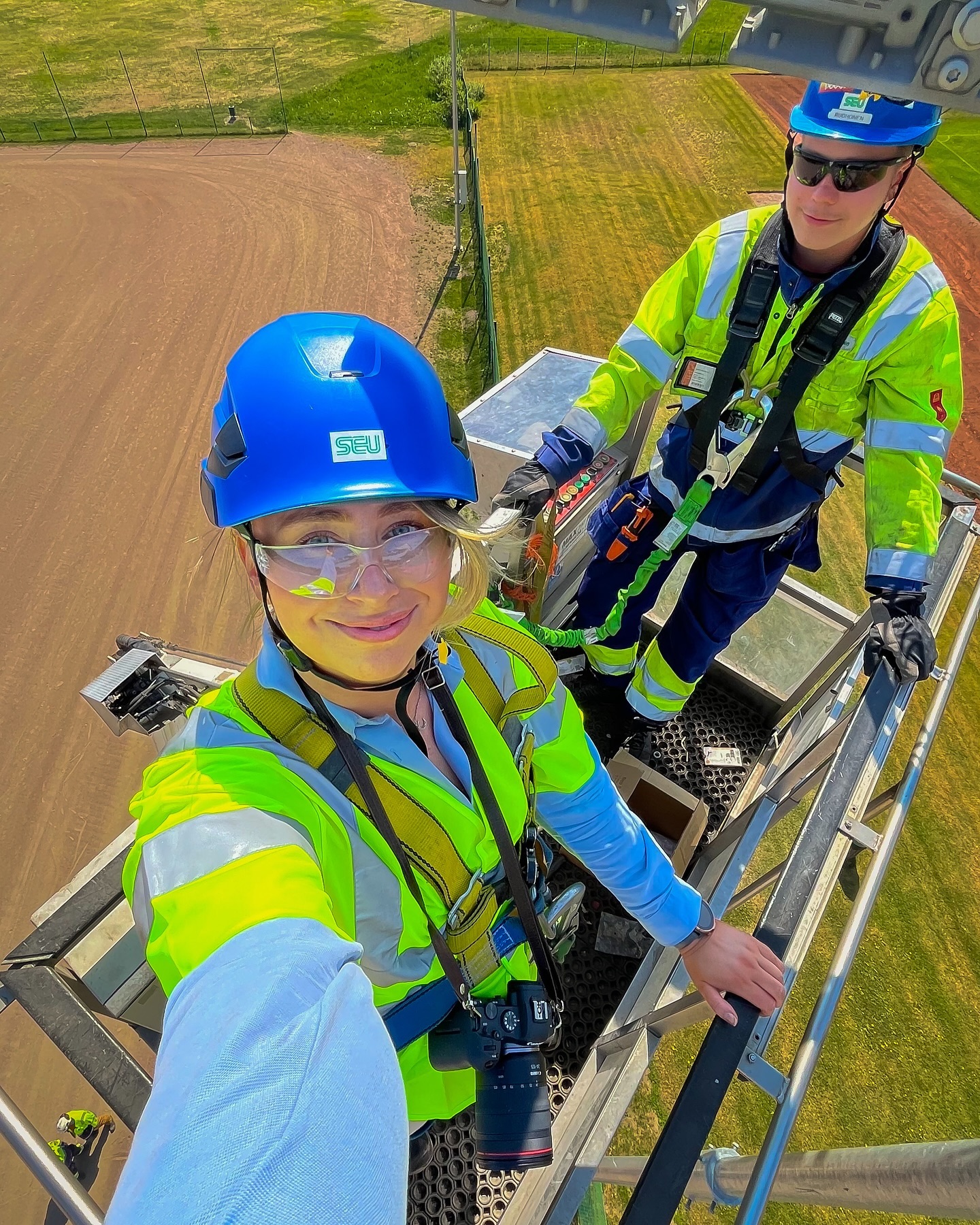 Tia löysi itsensä nosturin nokasta kamera kädessä, eikä pelottanut yhtään!
Yksi työn parhaista puolista on, että pääsemme tutustumaan erilaisiin yrityksiin ja paikkoihin. Tämä on täydellinen esimerkki siitä. On huikeaa tavata asiakkaita ja käyttää luovuuttamme eri aloilla. Somemarkkinoinnissa mikään päivä ei ole samanlainen, ja se tekee tästä työstä niin ainutlaatuisen.
#somemanagerointi #sometoimisto #somemarkkinointi