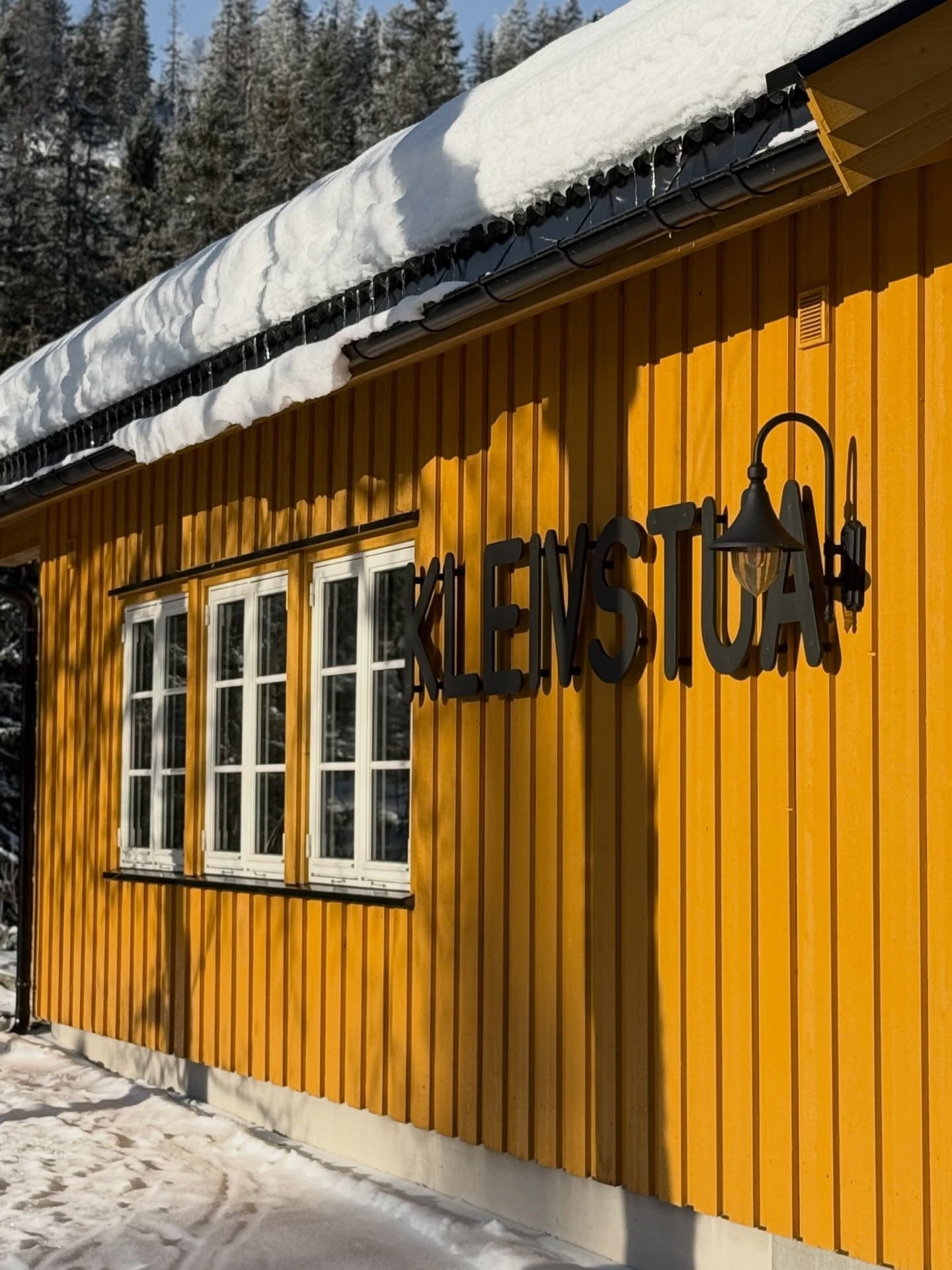 Kleivstua venter på deg.
Et perfekt sted for gode møter, inspirerende konferanser og rolige dager.
Ta turen innom og kjenn på den gode stemningen.
#kleivstua #møtestedetpåkrokskogen #kleivstuahotell