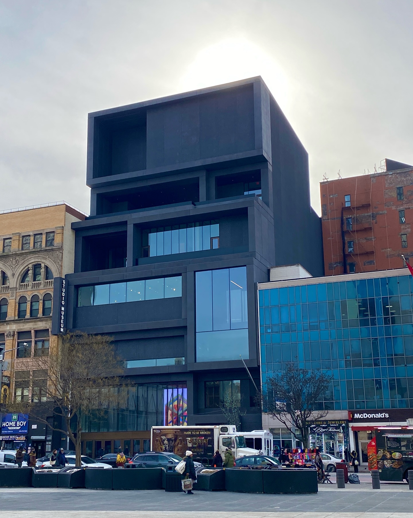 Devant le nouveau bâtiment impressionnant du Studio Museum in Harlem aujourd’hui — un lieu entièrement dédié à la célébration des artistes d’ascendance africaine et à l’énergie culturelle unique de Harlem.
L’architecture du musée est déjà une œuvre d’art en soi : moderne, puissante, et profondément ancrée dans l’histoire et la créativité du quartier. À l’intérieur, les expositions prolongent cette expérience avec des œuvres fortes, émouvantes et pleines de sens.
Harlem a toujours été un foyer majeur de création artistique et culturelle, et le Studio Museum continue de faire vivre cet héritage tout en soutenant les artistes contemporains qui façonnent l’avenir.
Un lieu incontournable à découvrir lors d’une visite à New York. 🎨✨
#Harlem #StudioMuseumHarlem #ArtContemporain #NYC #Culture #harlemnyc