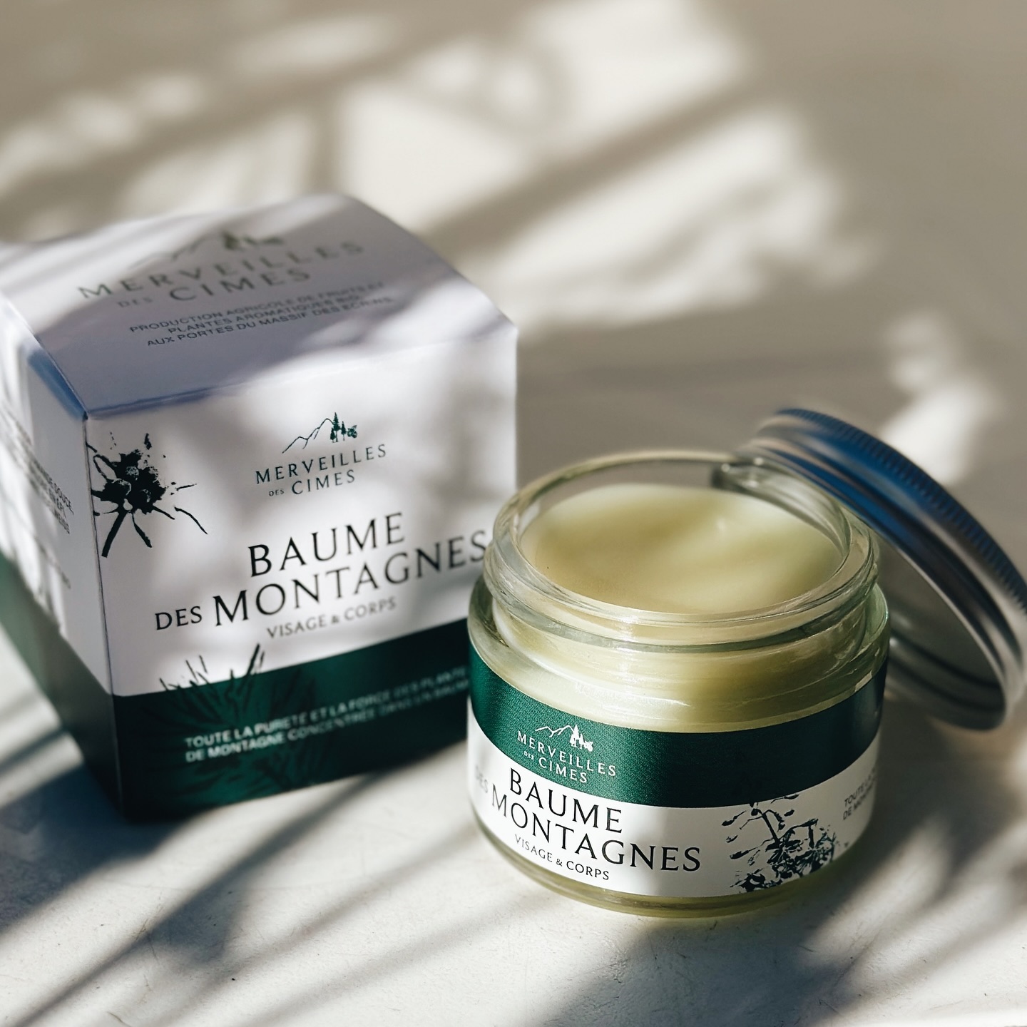 Un petit focus sur : Le Baume des Montagnes ! ✨
Unique produit cosmétique fabriqué à la ferme, il se veut universel et facile d’utilisation.
Il s’agit d’un baume ultra nourrissant (ne contient pas d’eau) pour prendre soin de la peau, tout simplement !
👉 Il se compose uniquement d’ingrédients simples et issues de l’agriculture biologique :
- huile d’amande douce et de tournesol (des classiques pour les soins de la peau et qui pénètrent très facilement)
- extraits d’épicea (assainissant)
- extraits de centaurée des montagnes et d’épilobe (apaisante,adoucissante)
- extraits d’edelweiss (cicatrisante)
- cire d’abeille (pour la texture du baume et la protection de l’épiderme)
Le baume des montagnes ne contient aucun arôme ajouté. Il dégage seulement une agréable odeur de plantes et de cire d’abeille 🐝
#cosmetiquenaturelle #agriculturebiologique #merveillesdescimes #baume