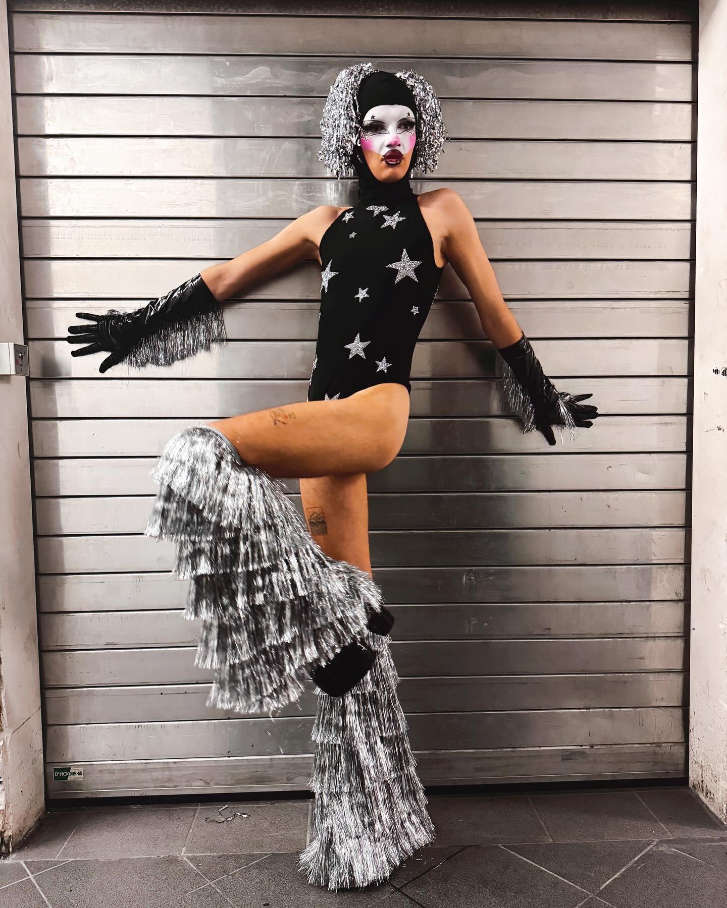 Edge of Saturday Night with our lovely @itsmystere !
Had a lovely time creating this disco clown look for the last @furie_bxl
#costumedesign #costumedesigner #dragcostume
1.2.3 pictures : @laura_jay_nethercott_photo
Video : @thezarranova