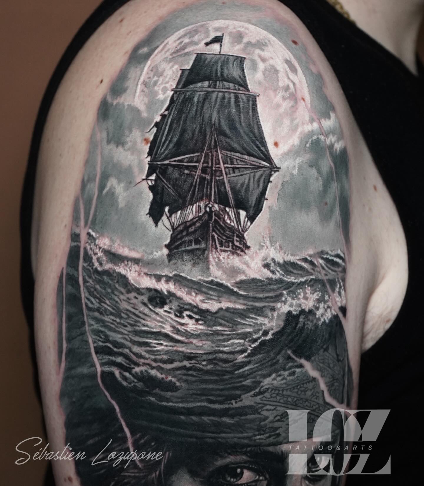 Focus sur le Black Pearl que j’ai réalisé le week-end dernier à la convention de Noves.
Un projet? Contactez moi 😉
👇
💻 https://www.loz-tattoo.com/
☎️ : 0602536626
#tattoo #sébastienlozupone #tatouage #blackpearl #inktattoo