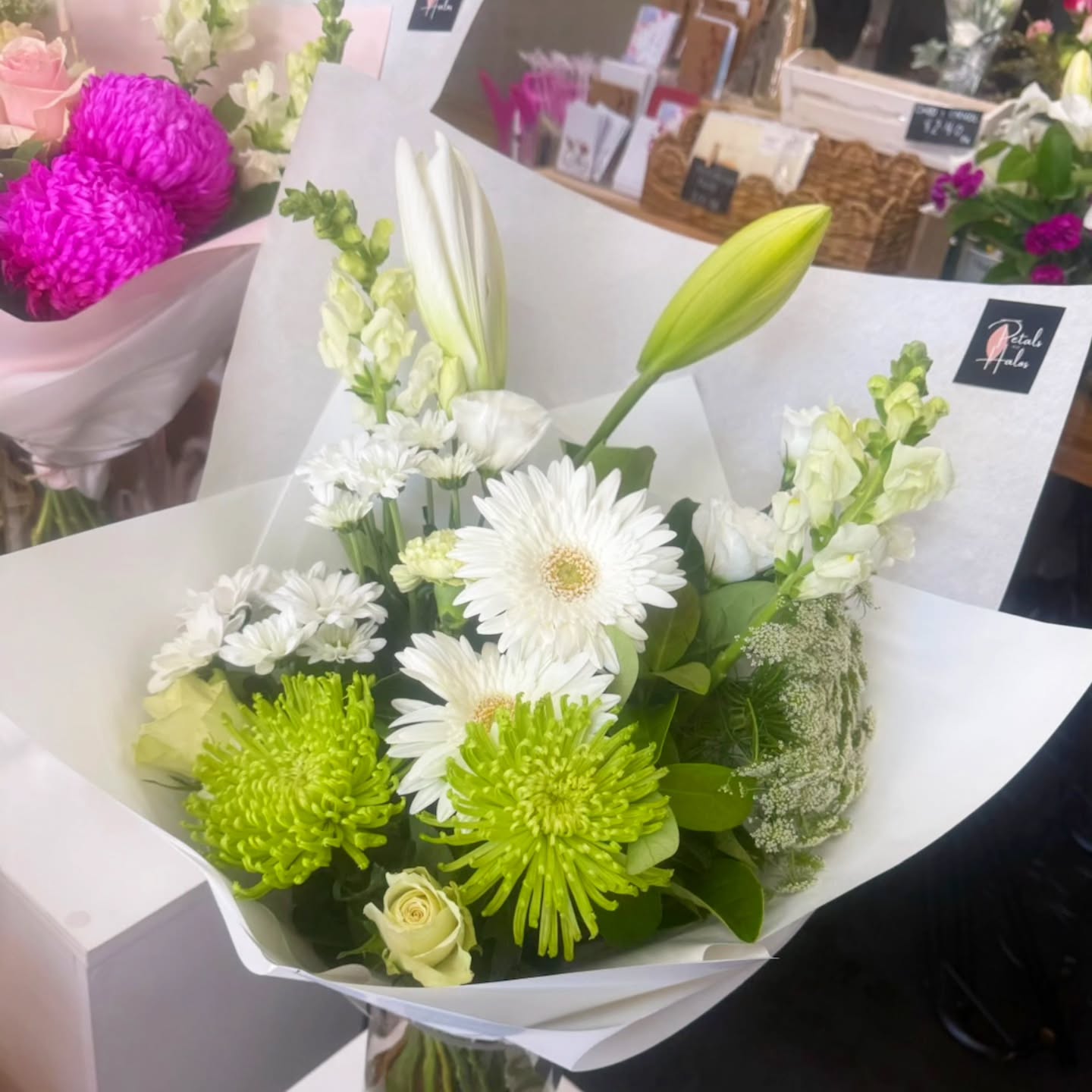 Soft whites, lush greens, and a little bit of floral magic 🎩
#whiteflowers
#greenery
#greenandwhite
#naturalflorals
#elegantflowers