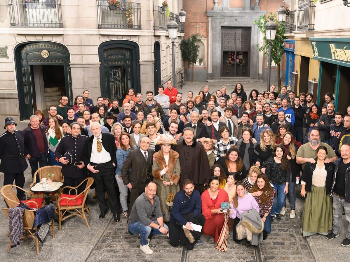 Menuda experiencia… Ha sido un placer y una suerte haber formado parte de este proyecto, de este equipo y de todo ese “mundo” que era #acacias38 durante 2 años y medio de sus 6 años en emisión. Una serie diaria de una exigencia de rapidez y coordinación que hacía juntar codo con codo a cada departamento para que todo saliese a tiempo lo mejor posible. Había mucho trabajo detrás de esta serie y me llevo un aprendizaje enorme y muy enriquecedor. He conocido personas fantásticas y algunas por suerte me las llevo para siempre conmigo. No esta reconocido todo el esfuerzo y cariño que hay detrás de una serie diaria y yo quiero dar las gracias a todas las personas que han formado parte de este proyecto durante todos estos años, a todo el equipo, a los incansables actores, sobre todo a los espectadores que apreciaban y disfrutan de las tramas y en especial a mis maqui-pelu❤️ Ya os dije en privado a cada una todo lo que os tenía que decir pero hoy os dedico un Gracias especial para vosotras, por que sois lo mejor que me llevo y mis compañeras y amigas durante todo este tiempo (os veía más que a mi familia literalmente) Sois increíbles @patriciamoreno_boss @pacopacomadrid @beac_hair @virginia_pelegrin @cristinufa @makeuphair_shei @veronicagilmakeuphair @monica_sauce @coloreteblanco @laura_lammussa y para las compañeras que han pasado por acacias pero con las que no tuve el placer de compartir tanto tiempo pero igualmente saque grandes aprendizajes y no lo olvido, también gracias!Tampoco puedo olvidarme de dar las gracias a @inmaperezquiros_ por ser tal y como es y llevarme aquel día a enseñarme ese trocito de su mundo y que al final fue mío también❤️ Y así sin más, en mayúsculas GRACIAS 🥰 Hasta siempre Acacias38, te llevaré en mi corazoncito. #acaciastienequeseguir #acacias38 #acacias #serie1 #serietv #tve1 #tve #boomerangtv @grupoboomerang #tvseries #acacias38🌺 #unavita #maquillaje #peluqueria #maquipelu #equipo #rodaje #plato #familia #maquilladora #finderodaje #findeserie #makeupartist #makeup