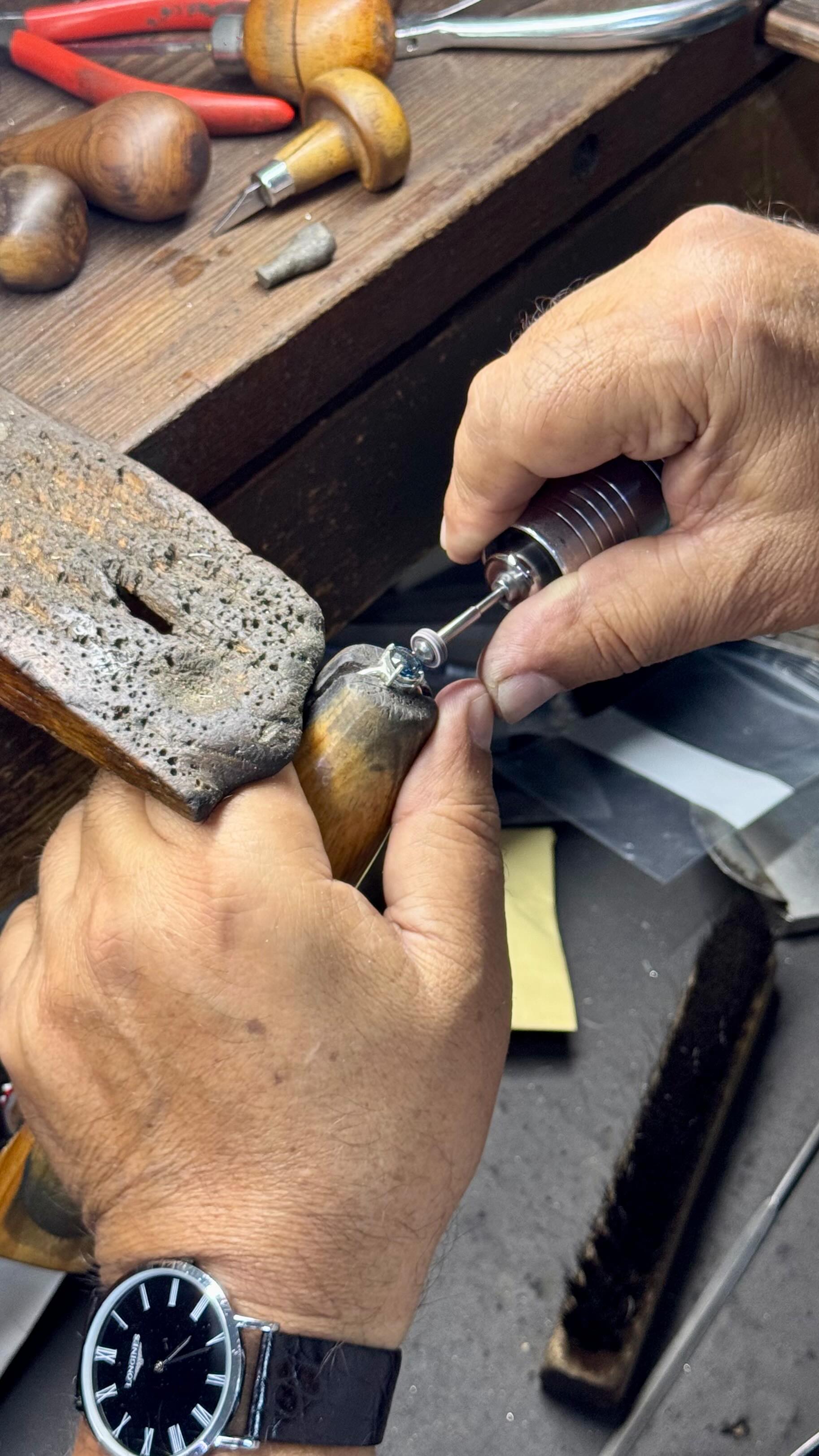 En joyería fina no existe el pegamento 🤍
#craftmanship #benchjeweler #montaje #hechoamano