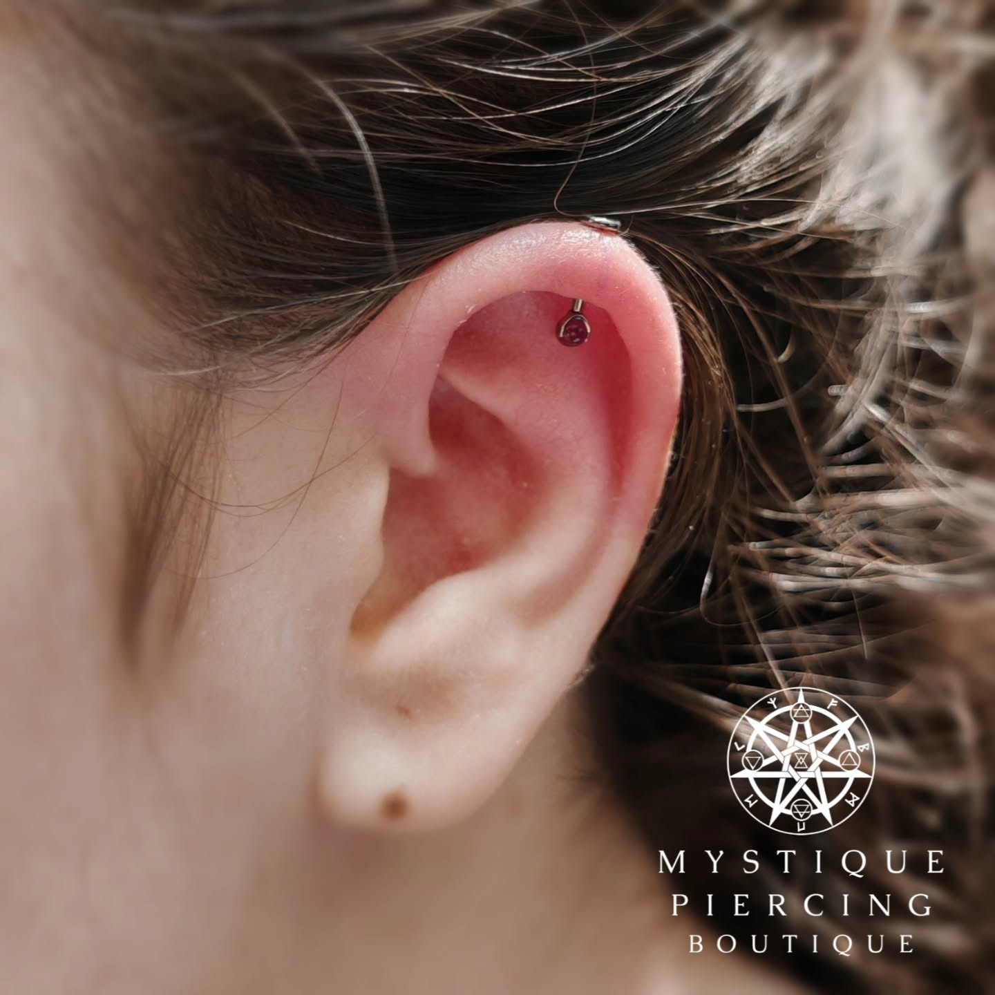 Cute little Flat helix action with Prong set ethyst bead from @tremunpiercing
Piercer: @symbiotic_piercing @paid2stab
Using: @probodyart @purklenz
Aftercare: @neilmedpiercingaftercare