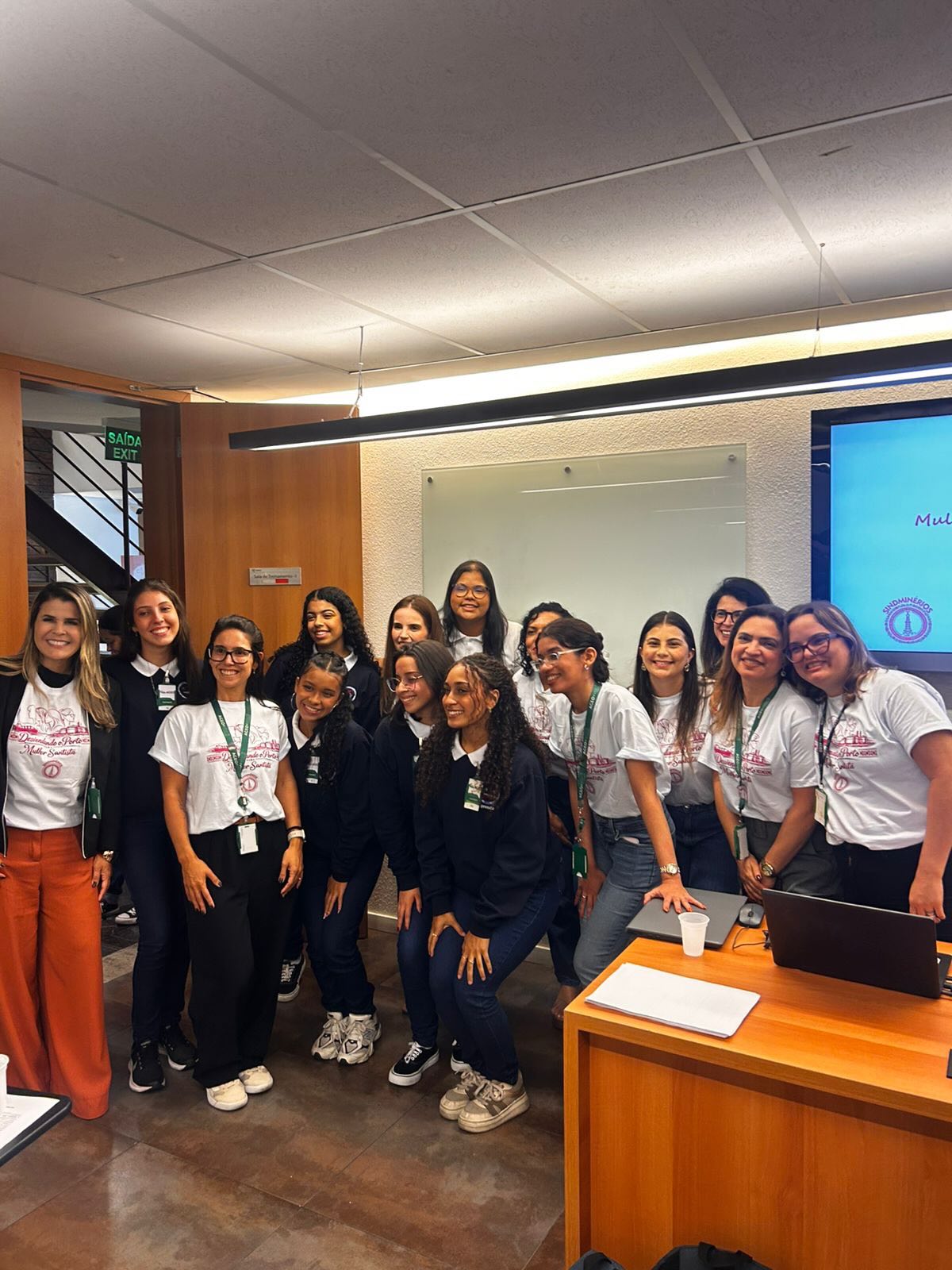 Desvendando o Porto para Mulher Santista
Realizamos na terça-feira (10/3), uma ação muito especial que aproximou jovens mulheres do universo portuário e das oportunidades que ele pode oferecer. A iniciativa “Desvendando o Porto para Mulher Santista” teve como público principal as mulheres do Camps Santos além de participantes da Casa da Mulher de Santos, da empresa Ageo Terminais e do Sindminérios Santos, que foram apoiadores do evento.
A programação começou na Casa da Mulher, onde as jovens conheceram o espaço, seus serviços e a importância desse equipamento no acolhimento, orientação e fortalecimento das mulheres da nossa cidade. O momento também reforçou a importância de falar sobre violência contra a mulher, prevenção e rede de apoio, temas fundamentais para a construção de uma sociedade mais justa e segura.
Em seguida, o grupo visitou a Ageo Terminais e teve a oportunidade de conhecer mais sobre o funcionamento de um terminal químico e o dia a dia das operações portuárias. O encontro também trouxe informações sobre o mercado de trabalho no porto e as diversas possibilidades de carreira.
O foco da ação foi valorizar o protagonismo feminino e incentivar a presença das mulheres no Porto de Santos, mostrando que esse também é um espaço de oportunidades para elas.
O Sindminérios reforça seu compromisso em apoiar iniciativas que promovam o fortalecimento das mulheres e ações de conscientização sobre o combate à violência, como o importante trabalho realizado pela Casa da Mulher.