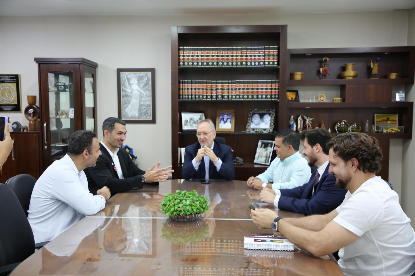 A Procuradoria-Geral do Município de Palmas, representada pelo Subprocurador-Chefe da SUAD, Dr. Thiago Aguiar, e a Secretaria Municipal da Habitação, Assuntos Fundiários e Energias Sustentáveis, pelo Secretário Dr. Israel Henrique de Melo Sousa, participaram de reunião com o Desembargador Corregedor-Geral de Justiça, Dr. Pedro Nelson de Miranda Coutinho e a equipe no NUPREF, para tratar de pautas estratégicas relacionadas à Regularização Fundiária no Município.
O encontro reforça o compromisso institucional com o fortalecimento da segurança jurídica, a promoção do direito à moradia e o avanço das políticas públicas voltadas à regularização de áreas urbanas em Palmas.
#Palmas #RegularizaçãoFundiária #GestãoPública #SegurançaJurídica #PGMPalmas