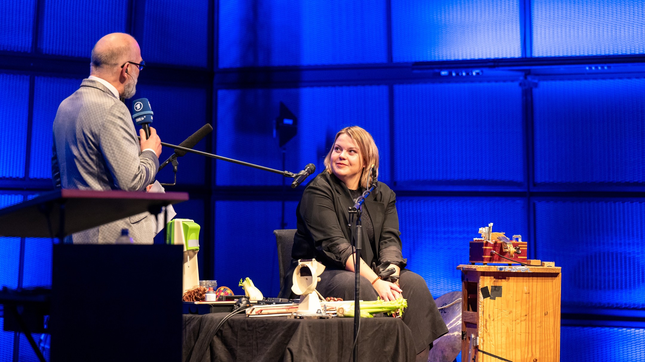 🥬 Genickbruch und Kieferkirmes bei der Nacht des Hörspiels auf den ARD-Hörspieltagen 2024 in Karlsruhe.
Danke an die herzliche Organisation und alle Techniker*innen – sowie Lars Eidingerund Thomas Böhm.
Mein persönliches Highlight: Die Live-Musik von @wearefatcat - wirklich, wirklich empfehlenswert!
Den Mitschnitt gibt's in der SWR-Mediathek.
@ardkultur @swrkultur @ardaudiothek #hörspieltage #nachtdeshörspiels #foley #foleyartist #livefoley #geräuschemacher #geräuschemacherin #womeninsound #karlsruhecity #phdlife #klangraum #filmsounddesign #horror #hörspielliebe